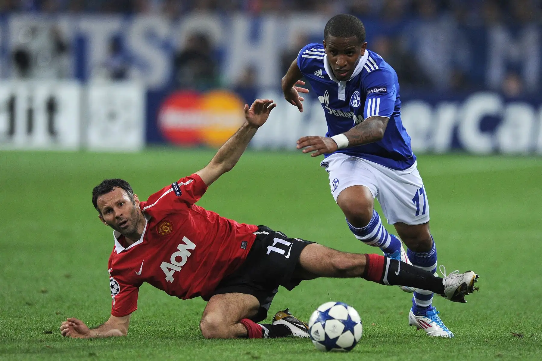 El centrocampista galés del Manchester, Ryan Giggs, compite por el balón contra el delantero peruano del Schalke, Jefferson Farfan, durante la semifinal de la Liga de Campeones, el 26 de abril de 2011, en Gelsenkirchen. Foto: AFP