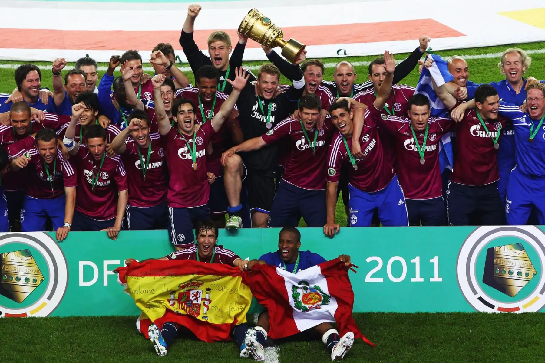 El delantero peruano Jefferson Farfán del Schalke celebra junto a sus compañeros de equipo después de ganar el partido final de la Copa DFB entre MSV Duisburg y FC Schalke 04 en el Estadio Olímpico, el 21 de mayo de 2011 en Berlín, Alemania. Foto: spiegel.de