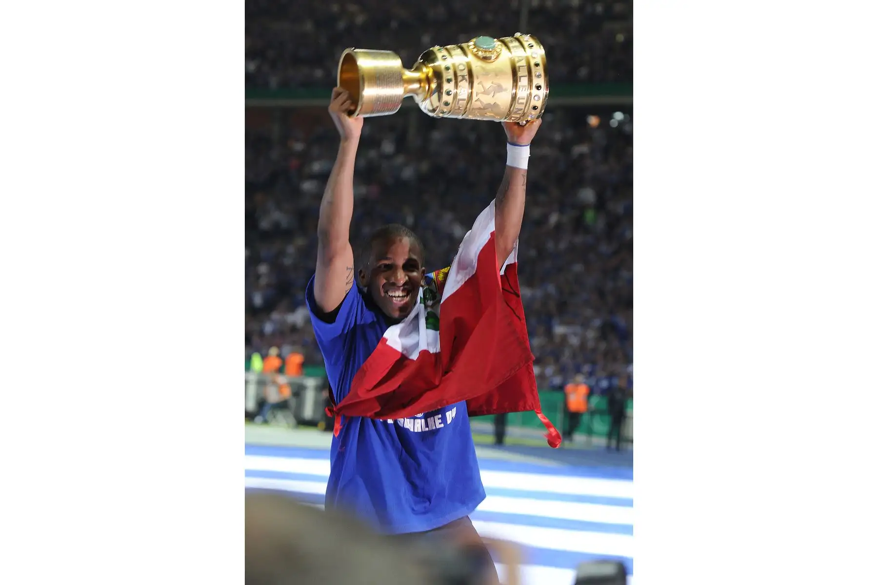 El delantero peruano Jefferson Farfán del Schalke celebra después de ganar el partido final de la Copa DFB entre MSV Duisburg y FC Schalke 04 en el Estadio Olímpico, el 21 de mayo de 2011 en Berlín, Alemania. Foto: AFP