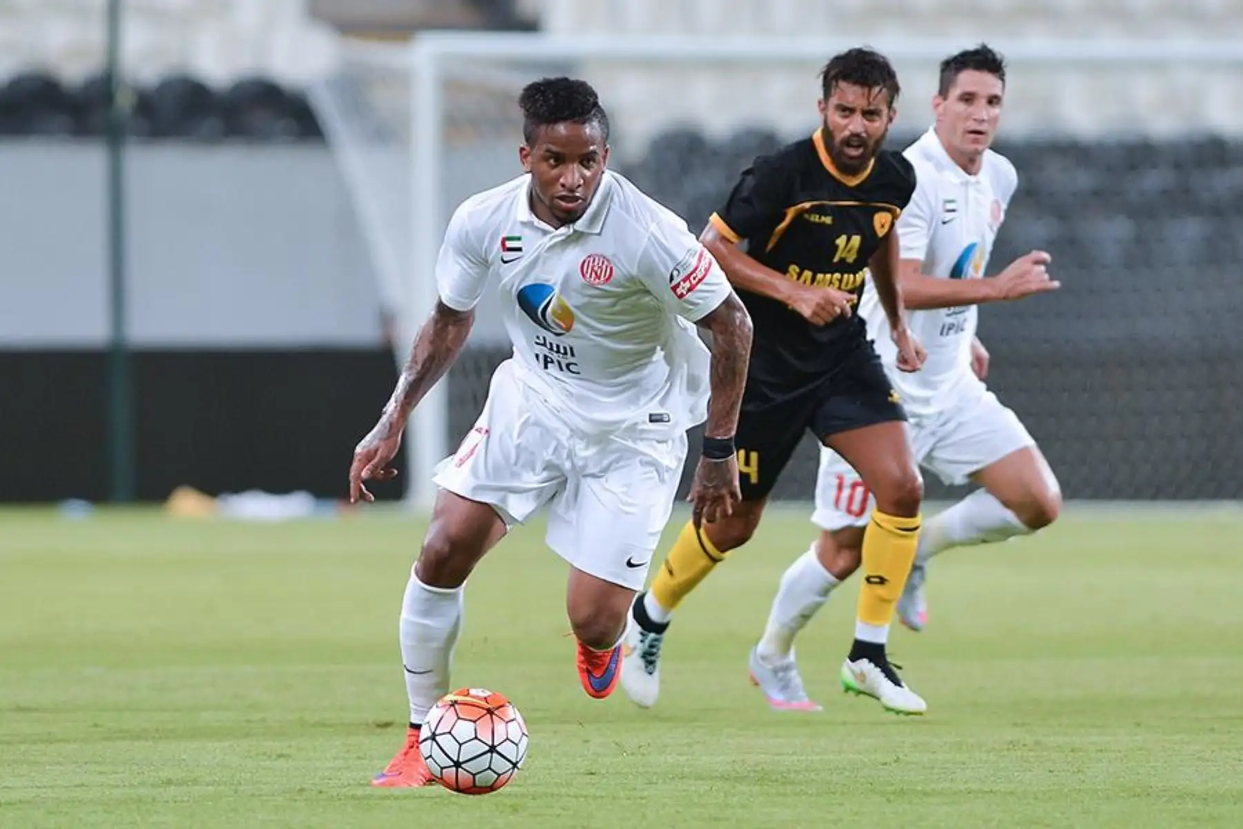 Tras jugar 7 años en el Schalke 04 alemán, el delantero peruano Jefferson Farfán fichó por tres años como flamante refuerzo del club Al-Jazira, de la primera división del fútbol de los Emiratos Árabes Unidos. Foto: Facebook