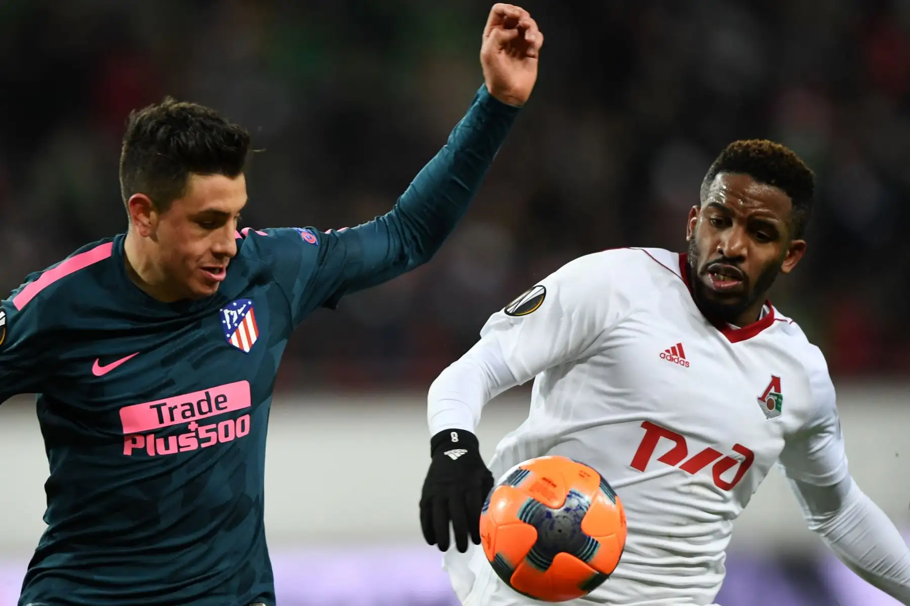 El defensor uruguayo del Atlético de Madrid José Giménez y el delantero peruano del Lokomotiv Moscú Jefferson Farfán compiten por el balón durante la ronda de la UEFA Europa League,l 15 de marzo de 2018, en Moscú. Foto: AFP