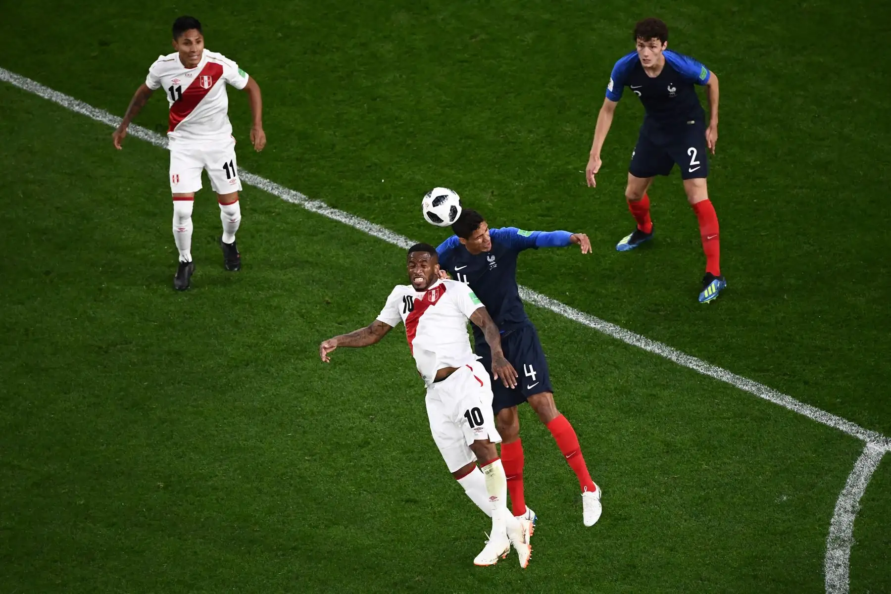 El delantero peruano Jefferson Farfán y el defensor francés Raphael Varane compiten por el balón durante el partido de fútbol del Grupo C de la Copa Mundial Rusia 2018, en el Ekaterinburg Arena en Ekaterinburg el 21 de junio de 2018. Foto: AFP