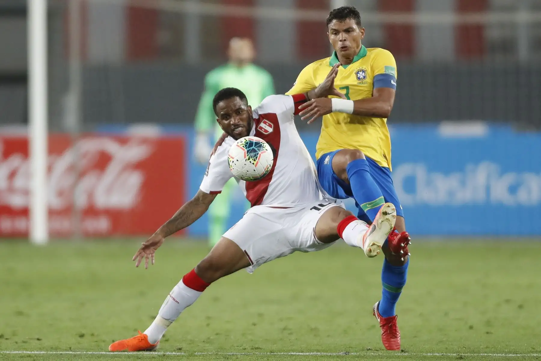 Jefferson Farfán y el brasileño Thiago Silva compiten por el balón durante su partido de fútbol clasificatorio sudamericano para la Copa Mundial Qatar 2022, en el Estadio Nacional de Lima, el 13 de octubre de 2020, en medio de la pandemia del nuevo coronavirus. Foto: AFP