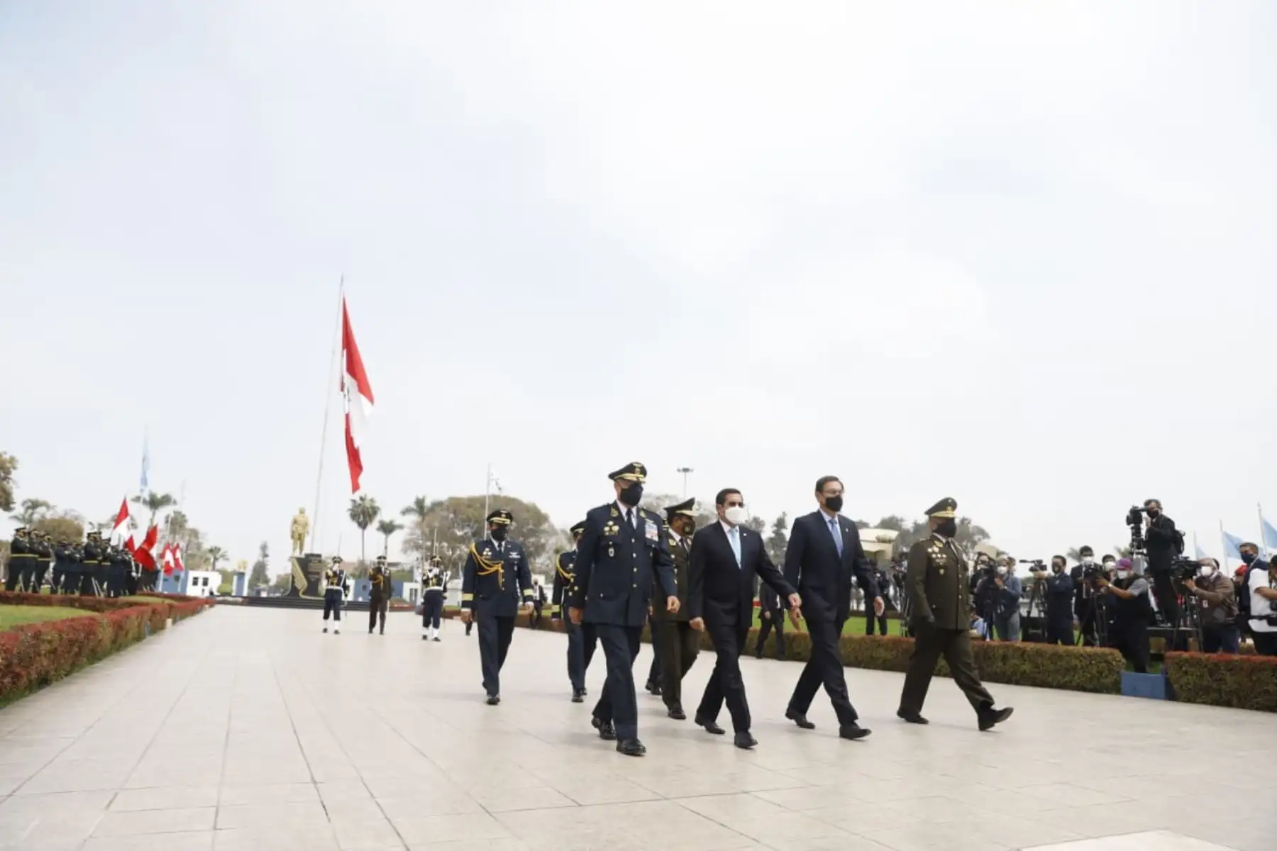 El presidente Martin Vizcarra, encabeza ceremonia por del Día del Veterano de Guerra y de la Pacificación Nacional, evento que honra el valor de miembros de las FF.AA. y Policía Nacional que participaron en conflictos en defensa de la soberanía nacional.
Foto: ANDINA/Prensa Presidencia