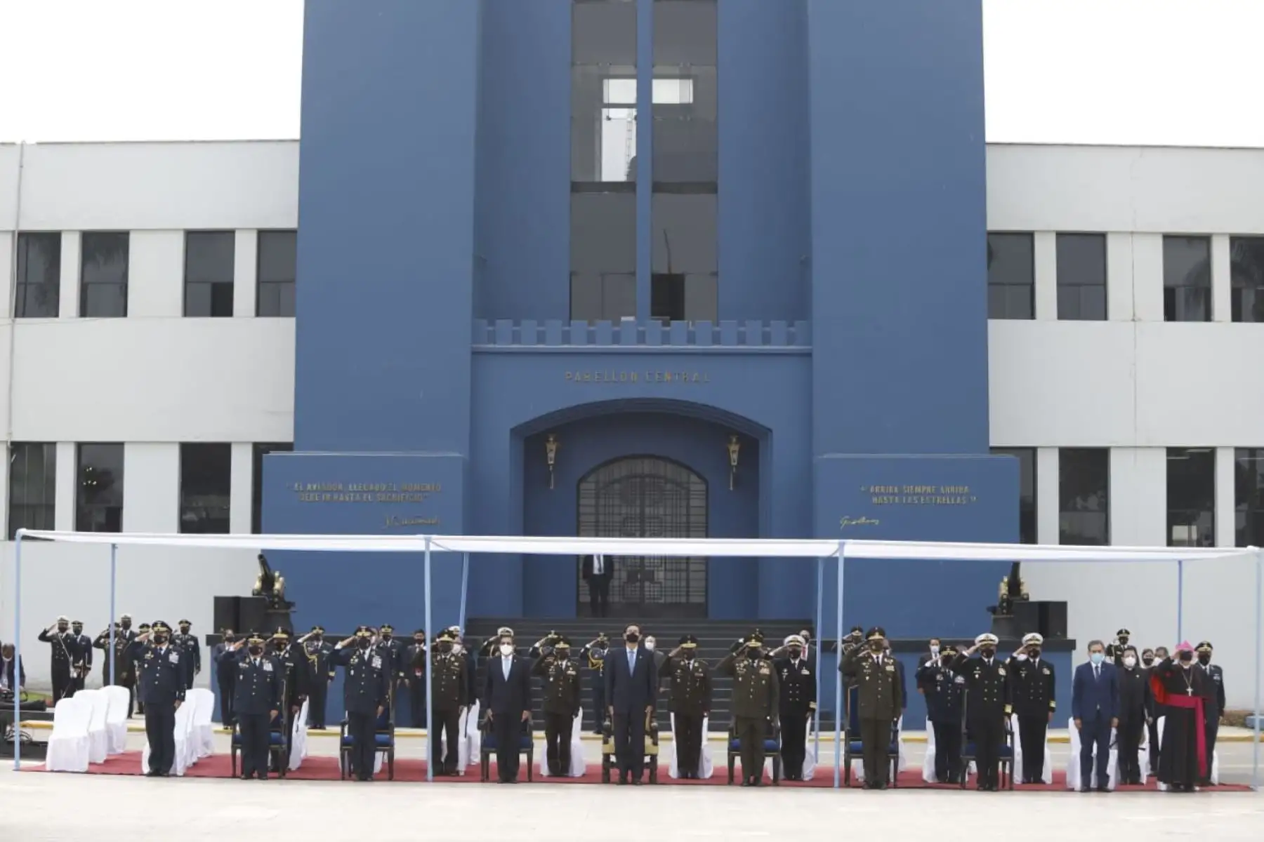 El presidente Martin Vizcarra, encabeza ceremonia por del Día del Veterano de Guerra y de la Pacificación Nacional, evento que honra el valor de miembros de las FF.AA. y Policía Nacional que participaron en conflictos en defensa de la soberanía nacional.
Foto: ANDINA/Prensa Presidencia