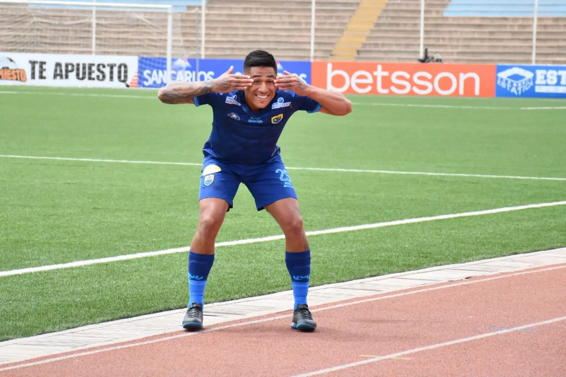 El futbolista Christian Mejía del club Carlos Stein celebra tras anotar el primer gol ante Cantolao por la fecha 1 de la fase 2 de la Liga 1, en el estadio San Marcos. Foto: Liga 1 El futbolista Christian Mejía del club Carlos Stein celebra tras anotar el primer gol ante Cantolao por la fecha 1 de la fase 2 de la Liga 1, en el estadio San Marcos. Foto: Liga 1