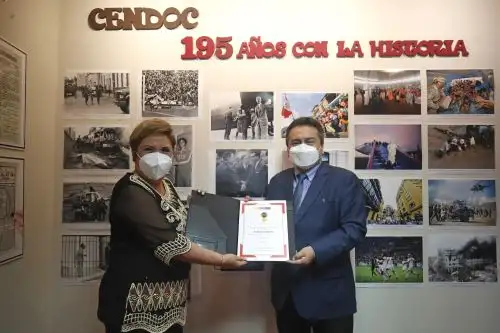 La ministra de la Mujer, Rosario Sasieta, entregó hoy al gerente general y Director de Medios Periodísticos (e) de Editora Perú, Félix Paz, la distinción de Buenas Prácticas Periodísticas de la Agencia Andina y el Diario Oficial El Peruano. Foto: ANDINA/ Juan Carlos Guzmán