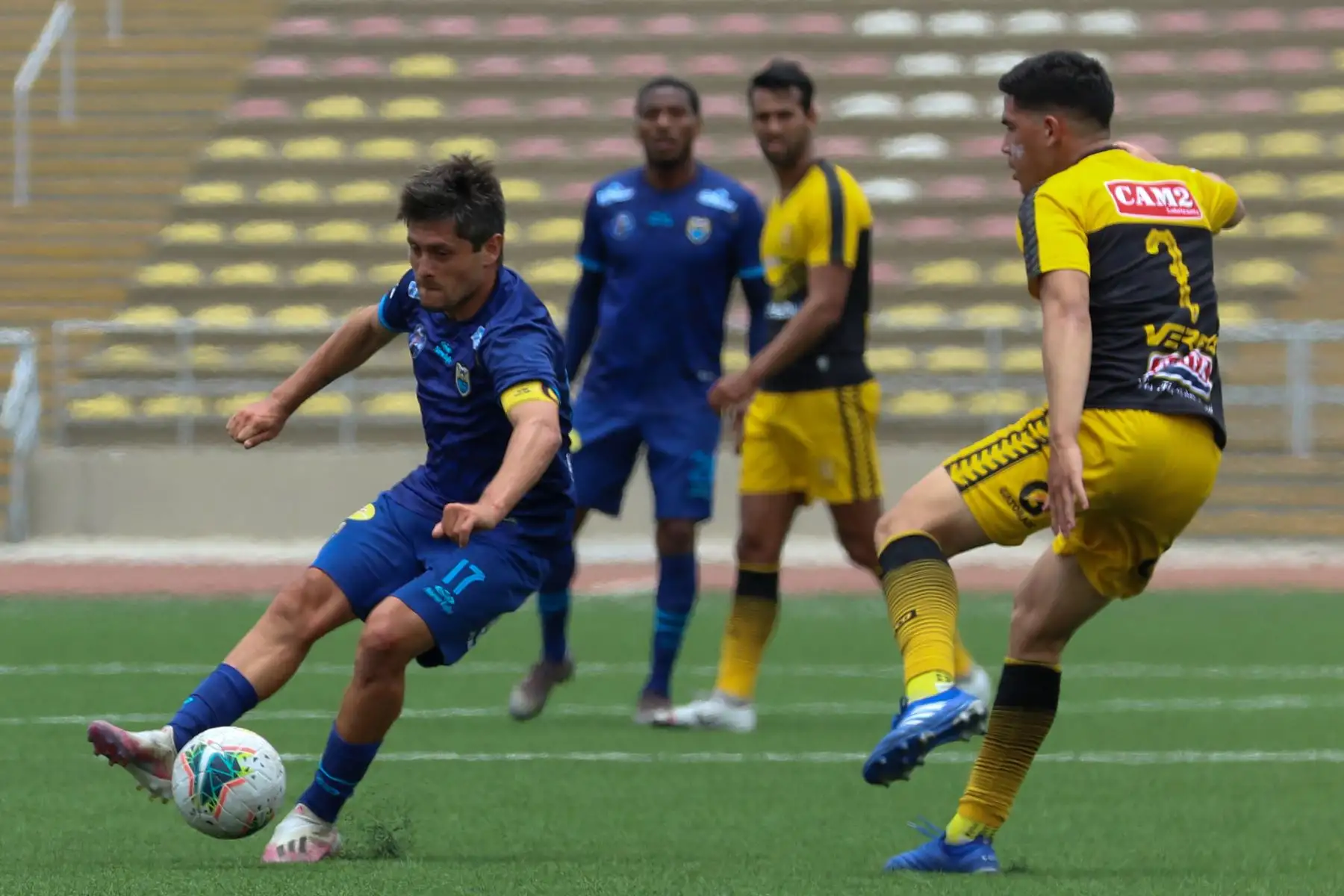 El futbolista D. Manicero de Carlos Stein disputa el balón ante la marca de sus rivales del Cantolao por la fecha 1 la de fase 2 de la Liga 1, en el estadio San Marcos. Foto: Liga 1 El futbolista D. Manicero de Carlos Stein disputa el balón ante la marca de sus rivales del Cantolao por la fecha 1 la de fase 2 de la Liga 1, en el estadio San Marcos. Foto: Liga 1