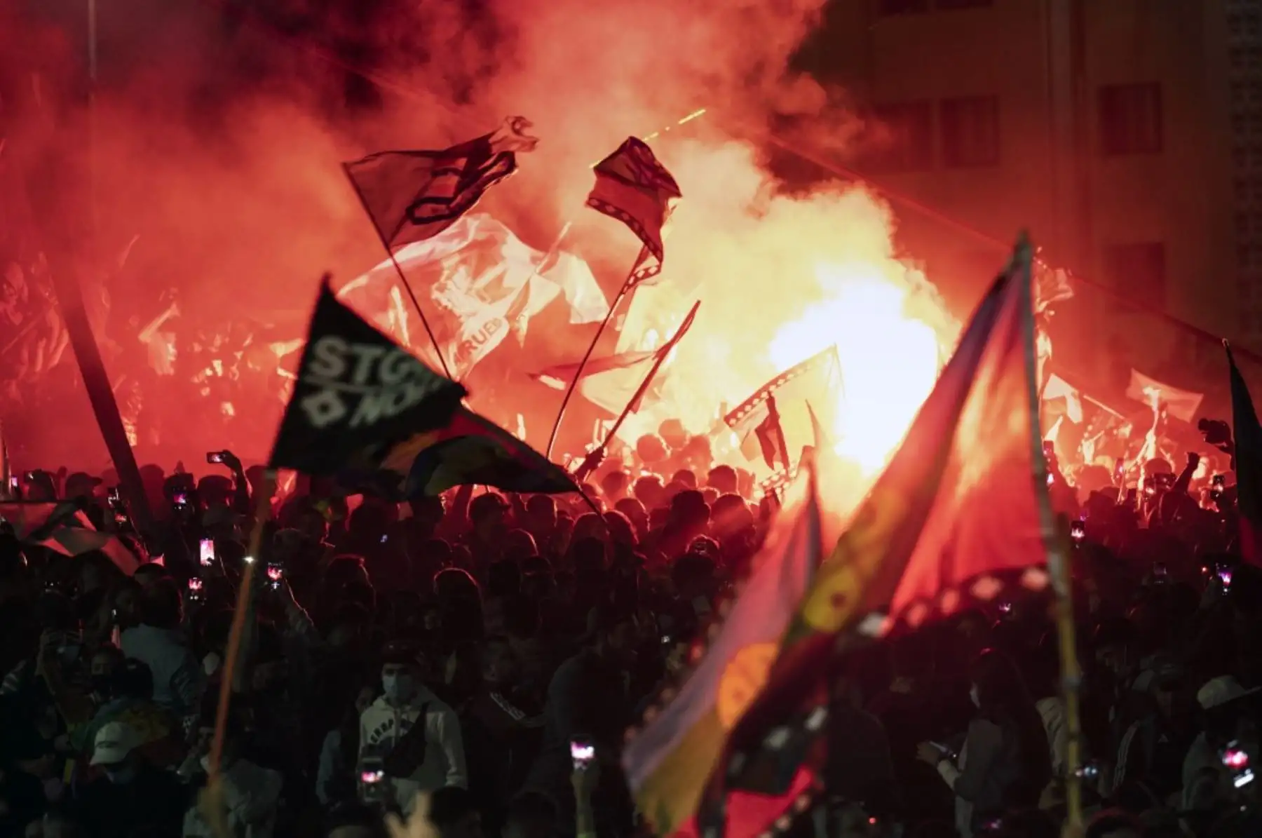Los manifestantes que apoyan la reforma de la constitución chilena celebran mientras esperan los resultados oficiales del referéndum en la Plaza Italia en Santiago. Foto: AFP