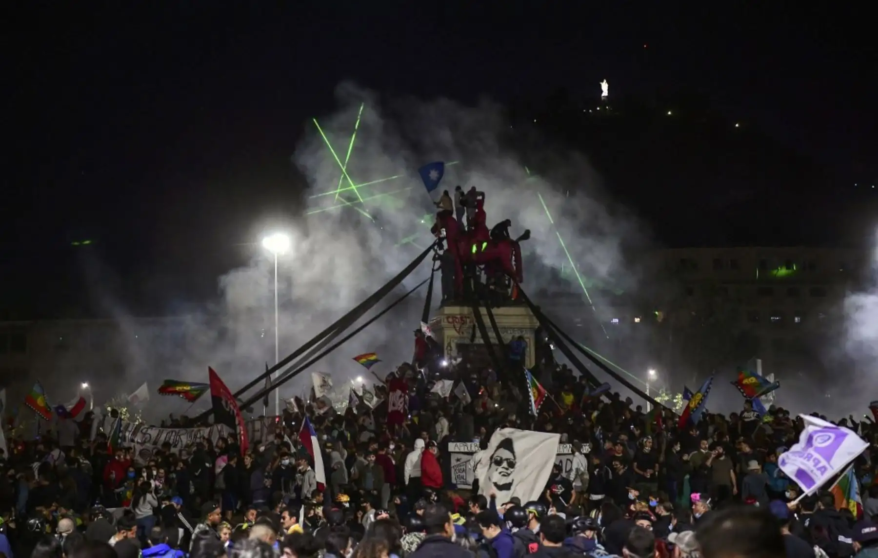 Los manifestantes que apoyan la reforma de la constitución chilena celebran mientras esperan los resultados oficiales del referéndum en la Plaza Italia en Santiago. Foto: AFP