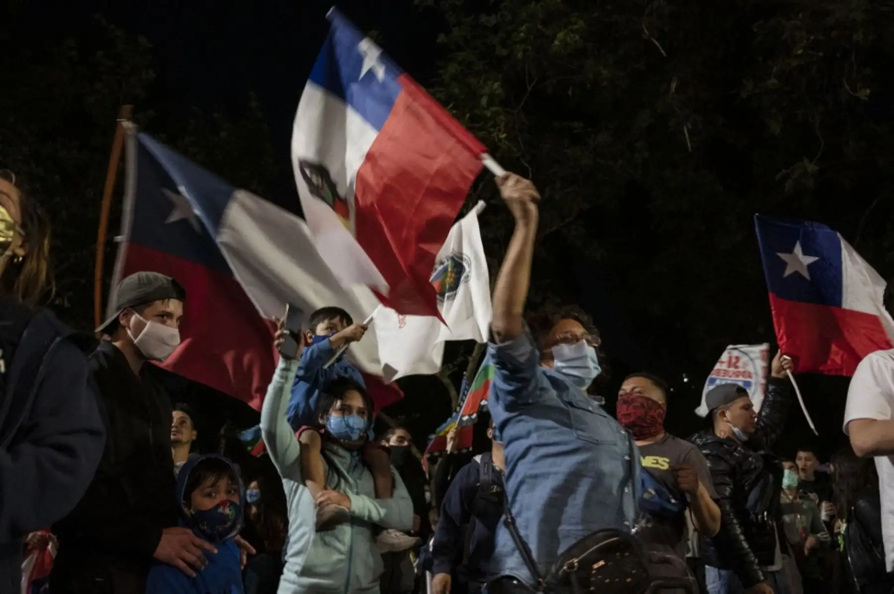 Los manifestantes que apoyan la reforma de la constitución chilena celebran mientras esperan los resultados oficiales del referéndum en la Plaza Italia en Santiago. Foto: AFP