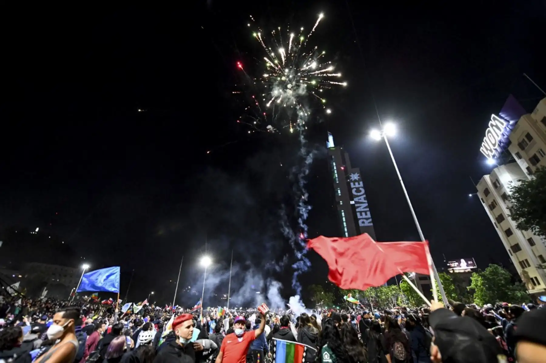 Los manifestantes que apoyan la reforma de la constitución chilena celebran mientras esperan los resultados oficiales del referéndum en la Plaza Italia en Santiago. Foto: AFP