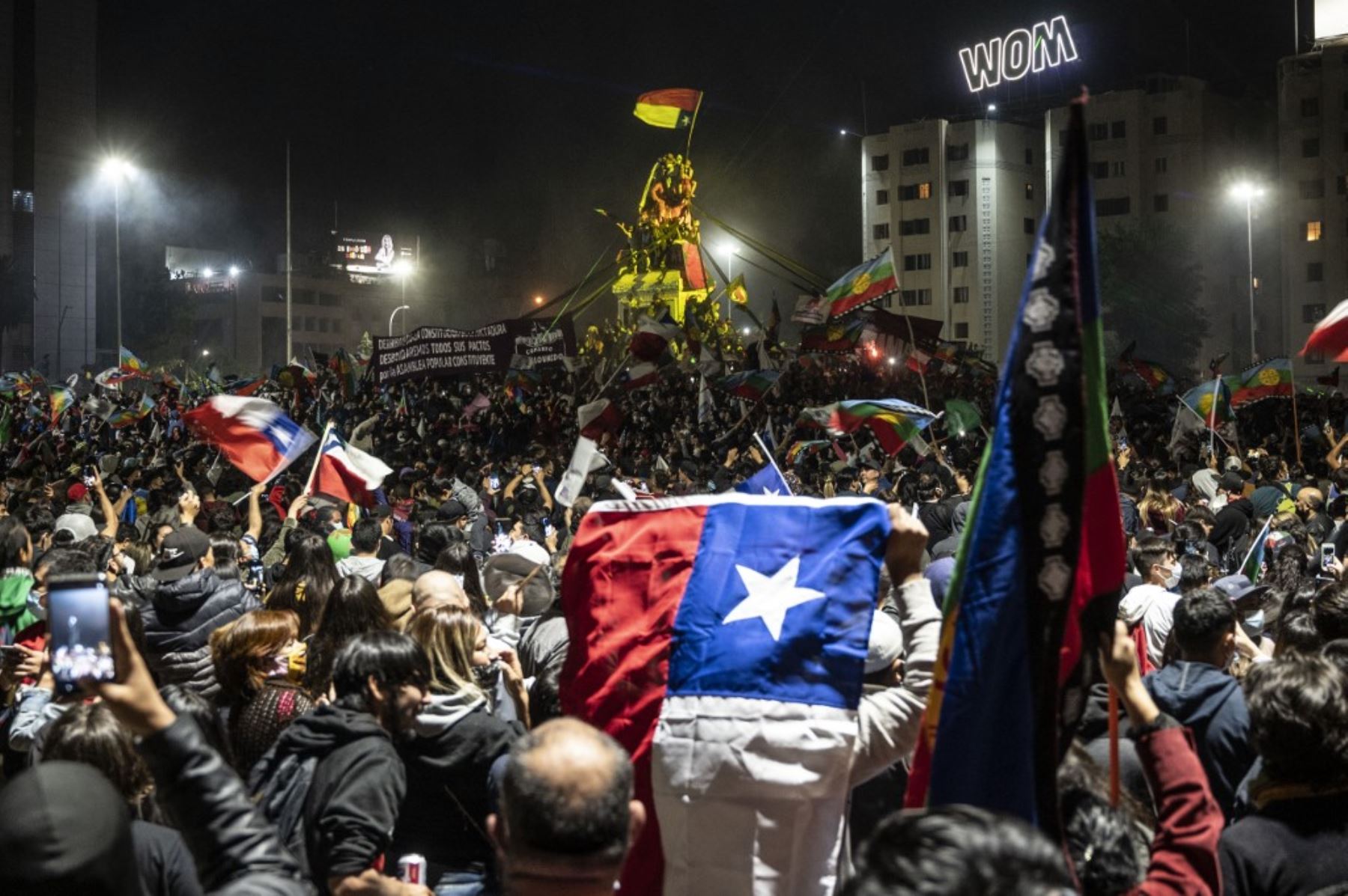 Los manifestantes que apoyan la reforma de la constitución chilena celebran mientras esperan los resultados oficiales del referéndum en la Plaza Italia en Santiago. Foto: AFP