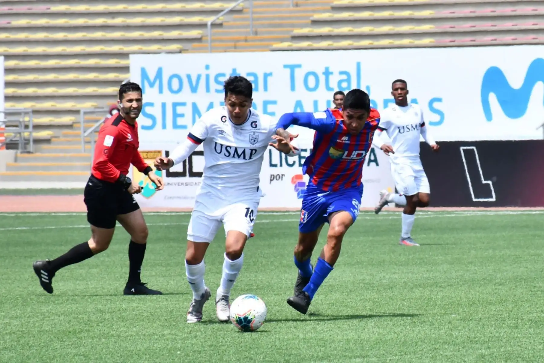 El jugador J. Concha de la San Martín se enfrenta por el balón ante su rival de Alianza Universidad por la primera fecha de la fase 2 de la Liga 1, en el estadio San Marcos. Foto: Liga 1