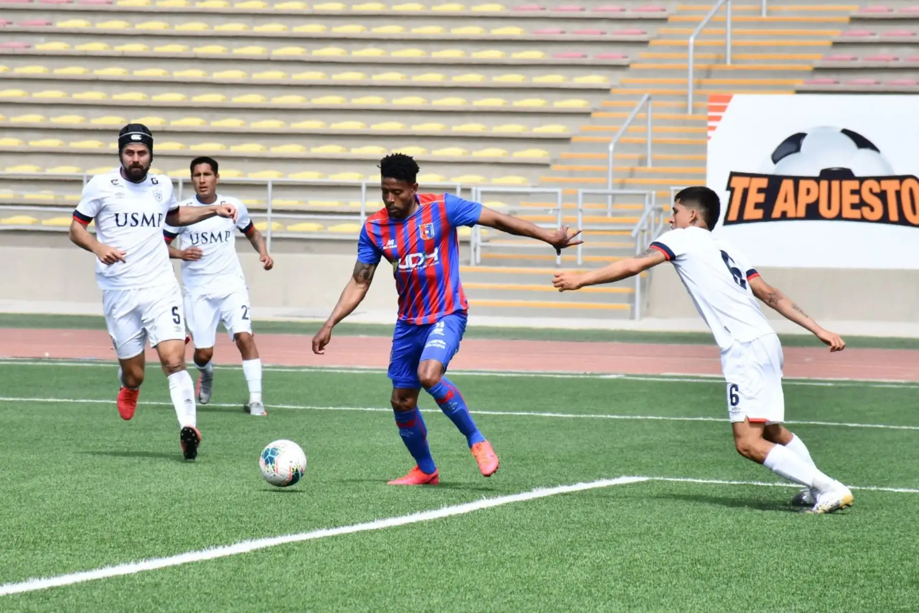 J. Luján de la San Martín intenta robar el balón a su rival de Alianza Universidad por la primera fecha de la fase 2 de la Liga 1, en el estadio San Marcos. Foto: Liga 1