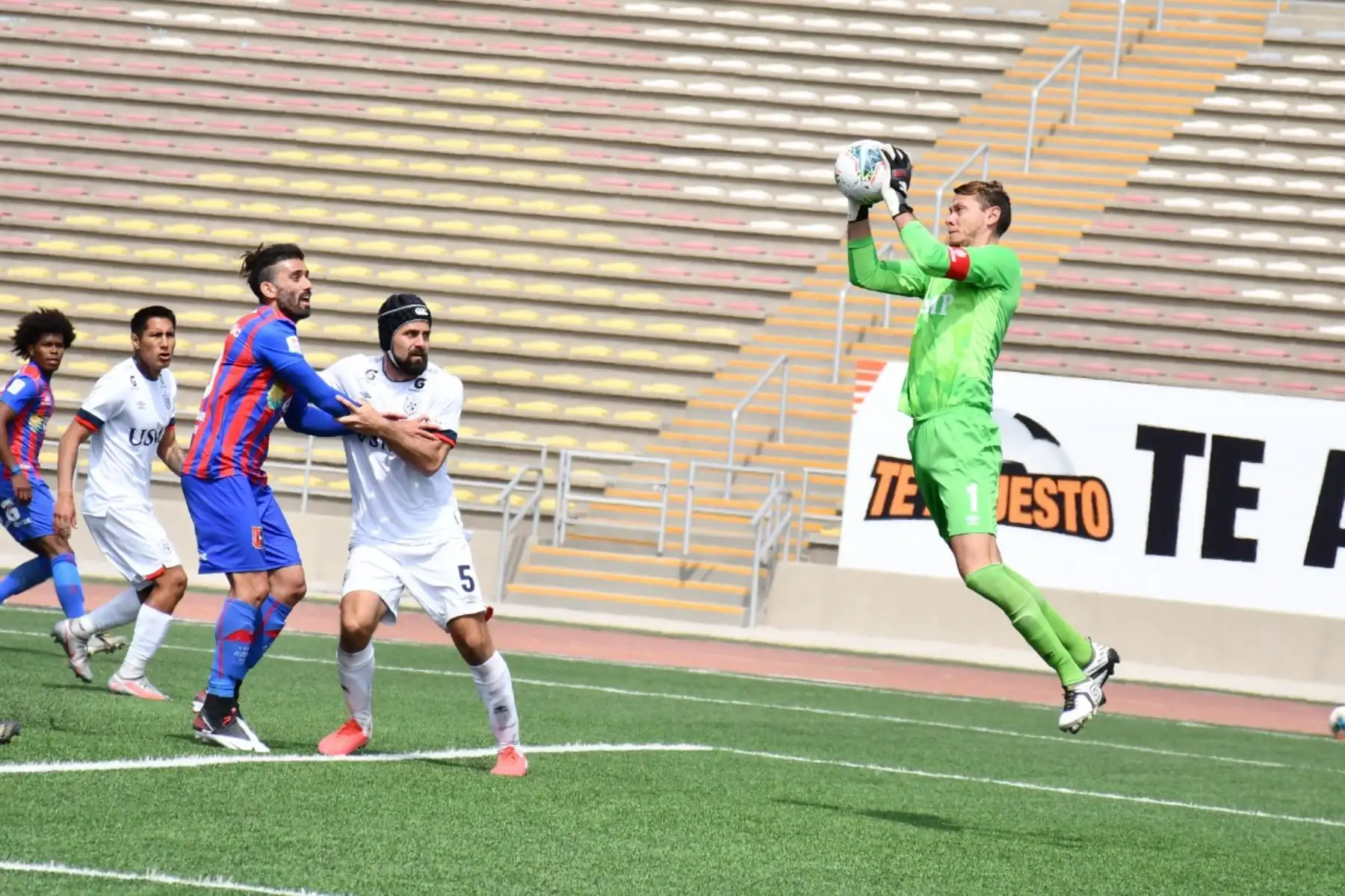 El portero D. Penny de la San Martín atrapa el balón ante remate de Alianza Universidad por la primera fecha de la fase 2 de la Liga 1, en el estadio San Marcos. Foto: Liga 1