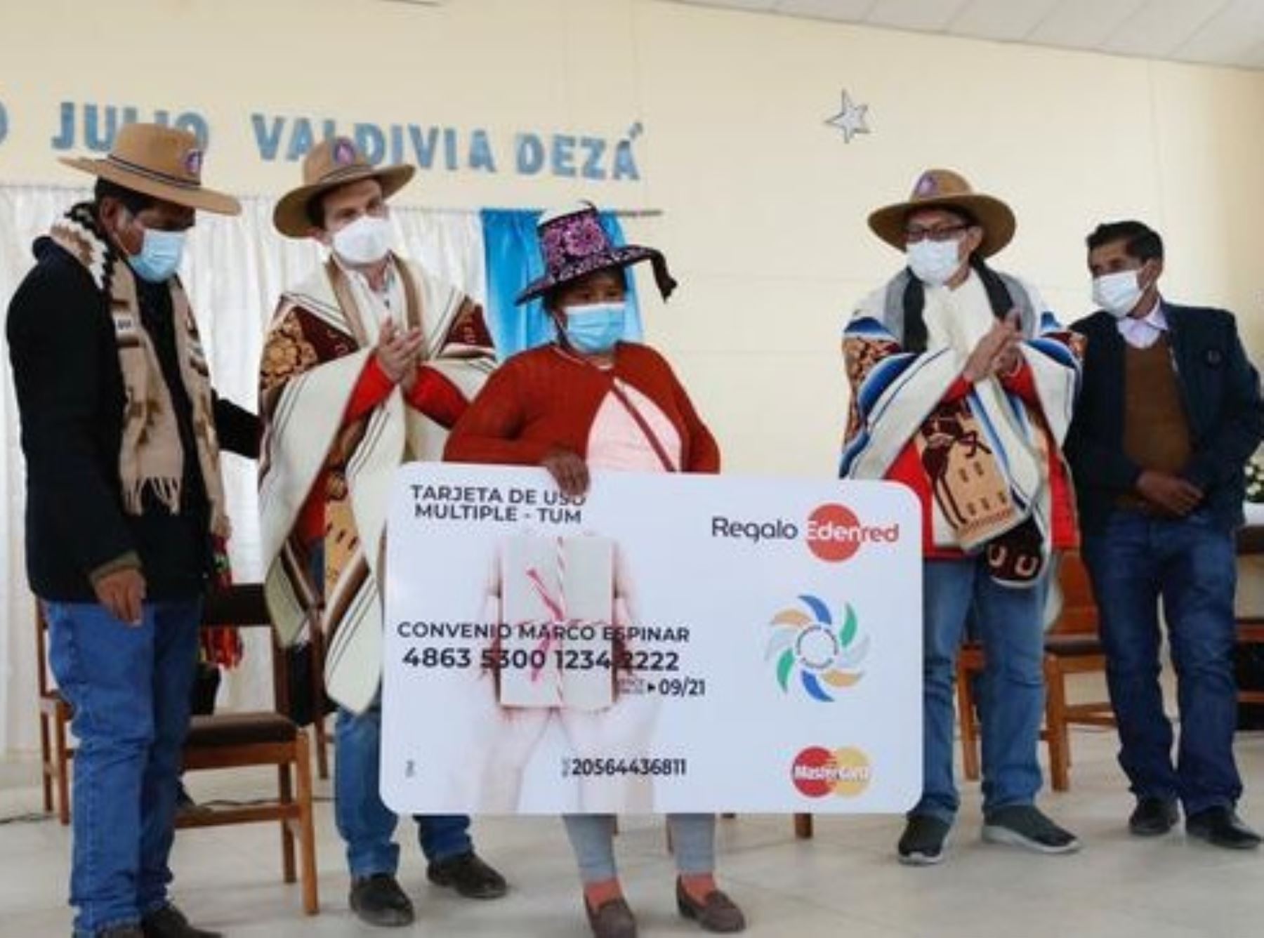 Con presencia del ministro de Energía y Minas, Miguel Incháustegui, se inició la entrega de tarjetas multiuso de S/ 1,000 a la población de Espinar, que servirá para mitigar el impacto del covid-19 en esa provincia de Cusco. ANDINA/Difusión