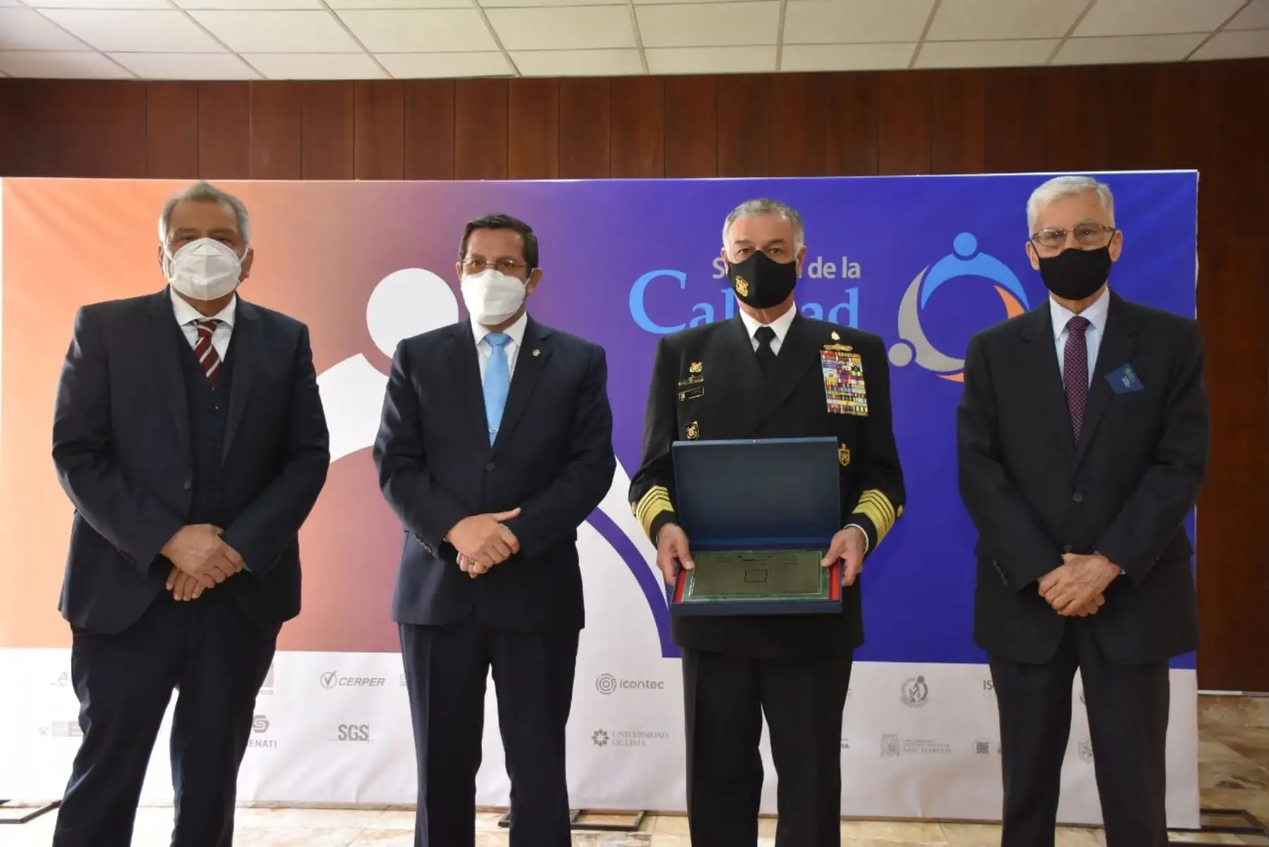 Marina de Guerra del Perú recibió el “Premio Nacional a la Calidad” y la medalla Líder en Calidad categoría Oro. Foto: Marina de Guerra del Perú