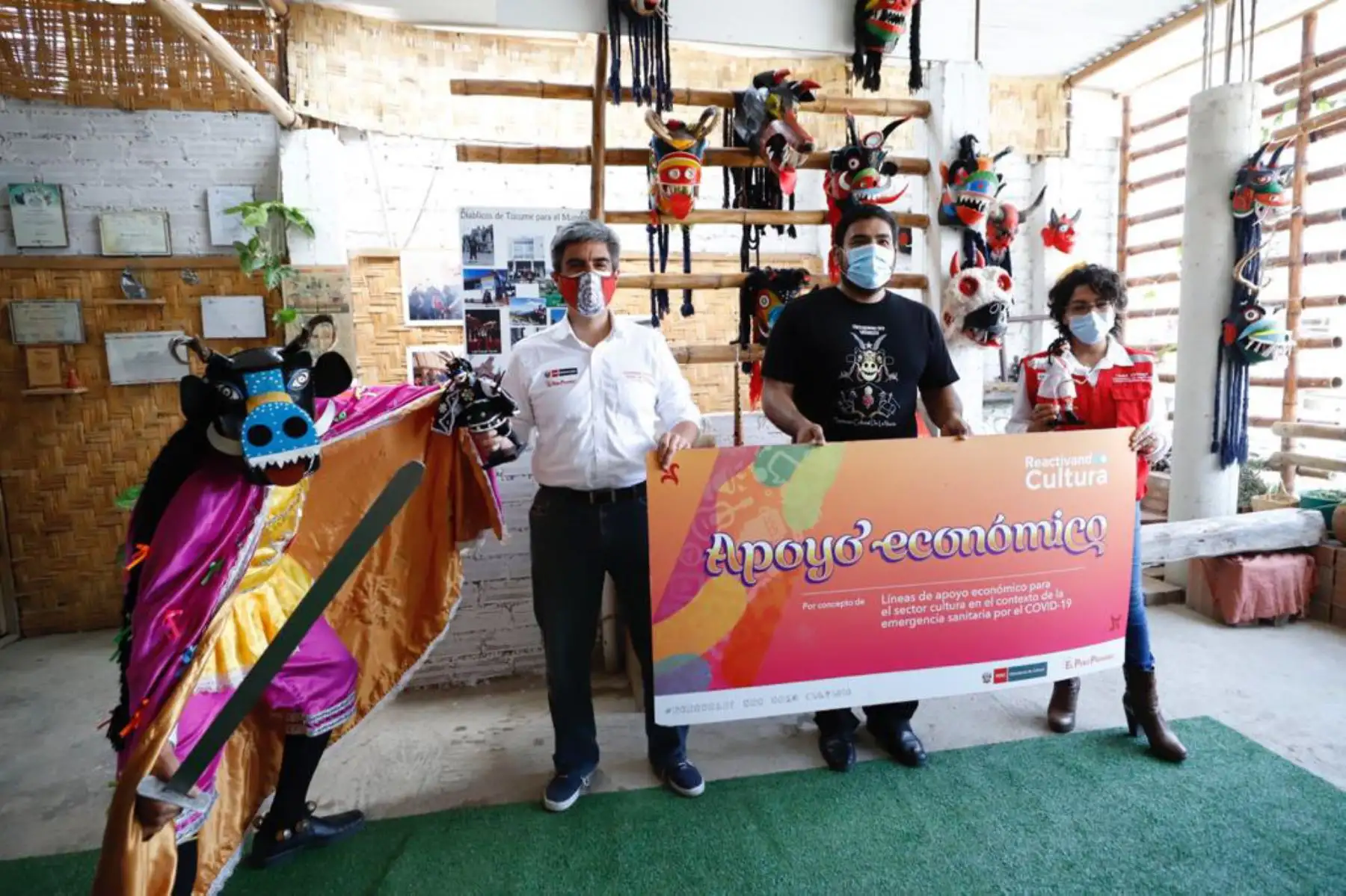 Acompañado por la viceministra de Patrimonio Cultural e Industrias Culturales, Leslie Urteaga, el ministro Alejandro Neyra entregó apoyos económicos en la región Lambayeque. Foto: Mincul
