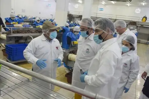 Ministro de la Producción, José Salardi (al centro), inspecciona procesos de productos hidrobiológicos para la exportación en Casma. Foto: Cortesía.