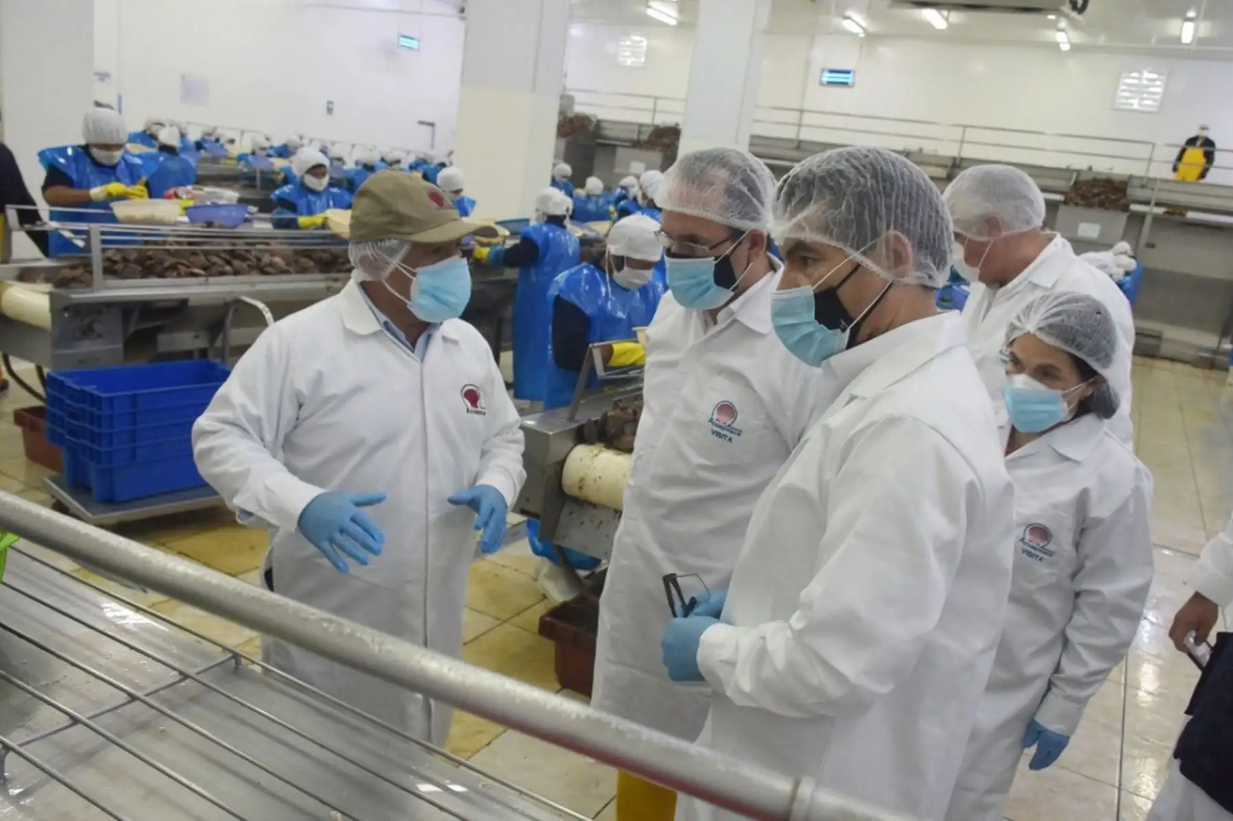 Ministro de la Producción, José Salardi (al centro), inspecciona procesos de productos hidrobiológicos para la exportación en Casma. Foto: Cortesía.