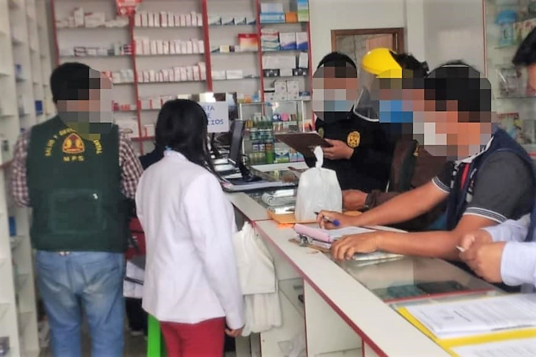 Policía Fiscal y personal de la municipalidad del Santa intervinieron farmacias en Chimbote. Foto: ANDINA/Difusión