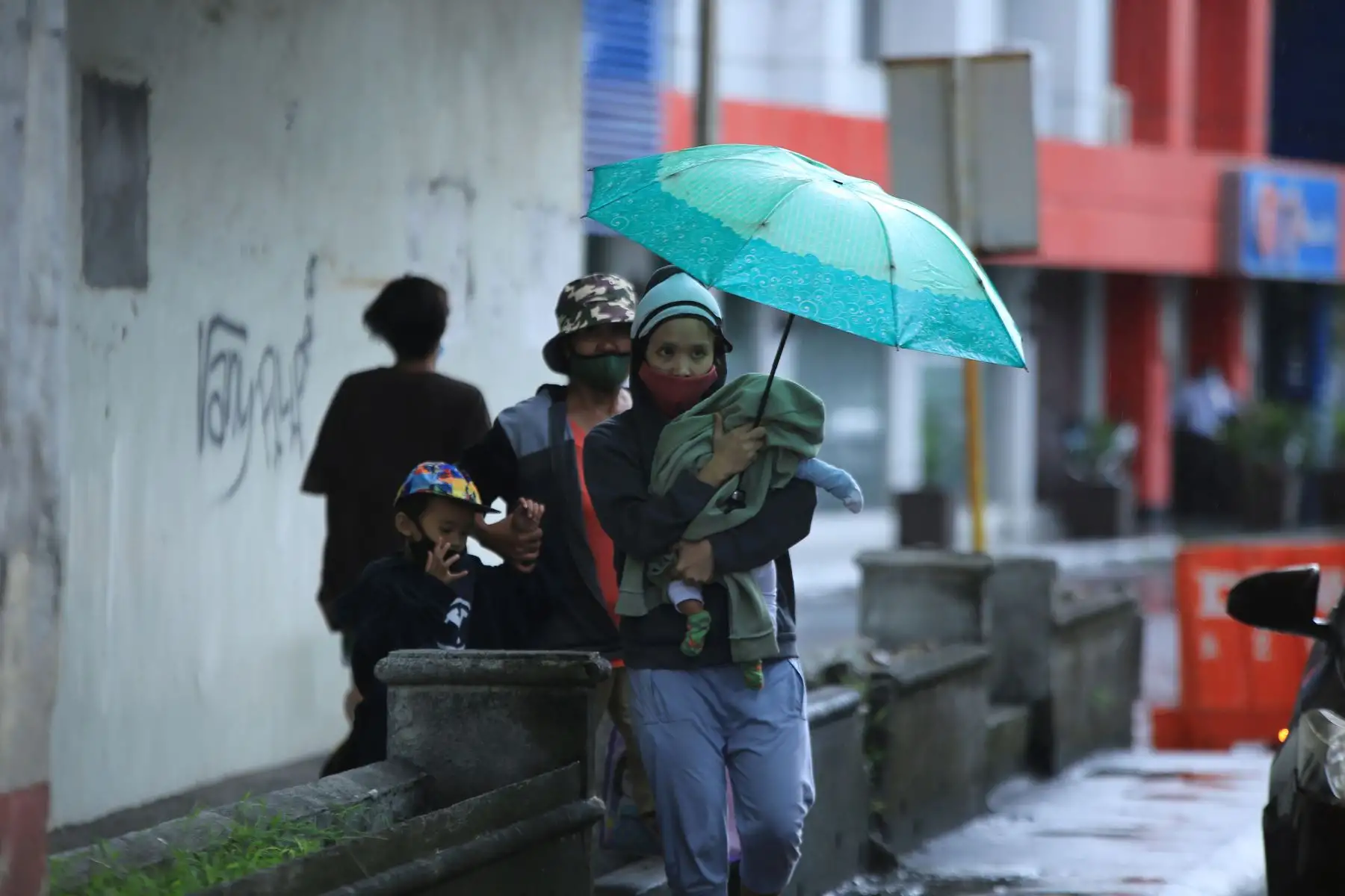 Una familia evacuada espera instrucciones de los especialistas en la zona costera de la ciudad de Legazpi, provincia de Albay, al sur de Manila, en Filipinas. Foto: AFP