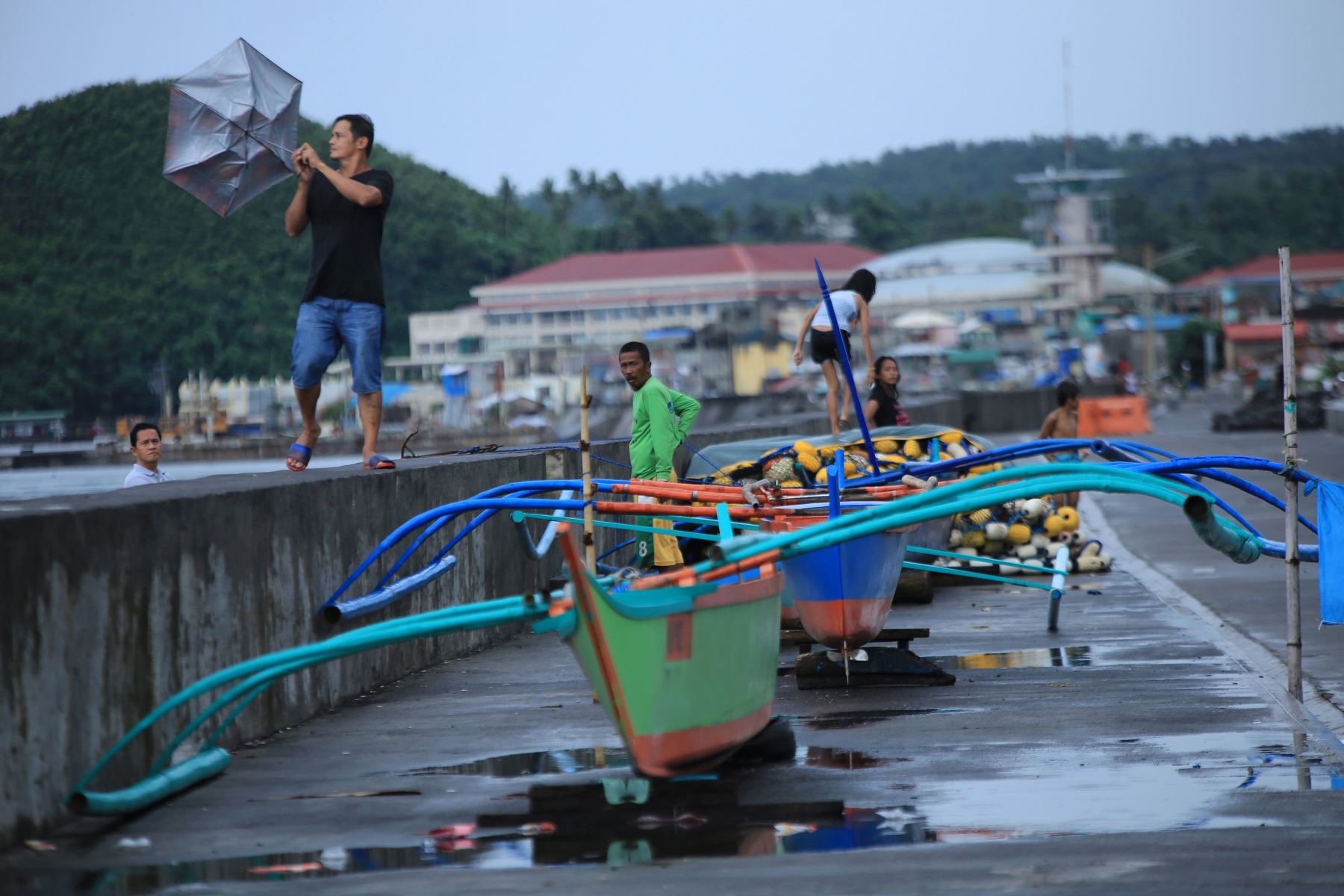Un residente sostiene su paraguas mientras sopla un fuerte viento fuerte en la zona costera de la ciudad de Legazpi, provincia de Albay, al sur de Manila, en Filipinas. Foto: AFP