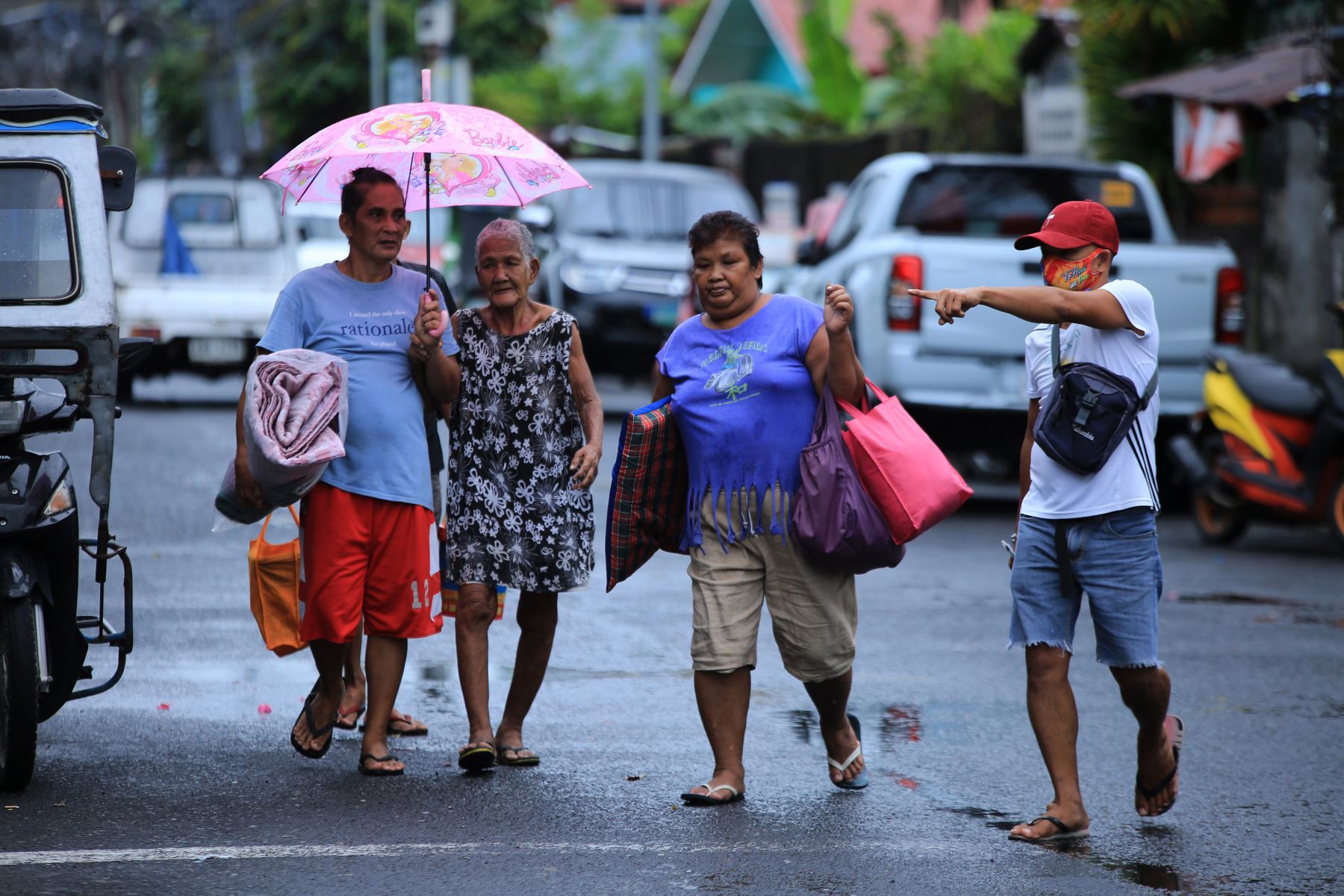 Los residentes evacuan de su hogar en la zona costera de la ciudad de Legaspi, provincia de Albay al sur de Manila, en Filipinas. Foto: AFP