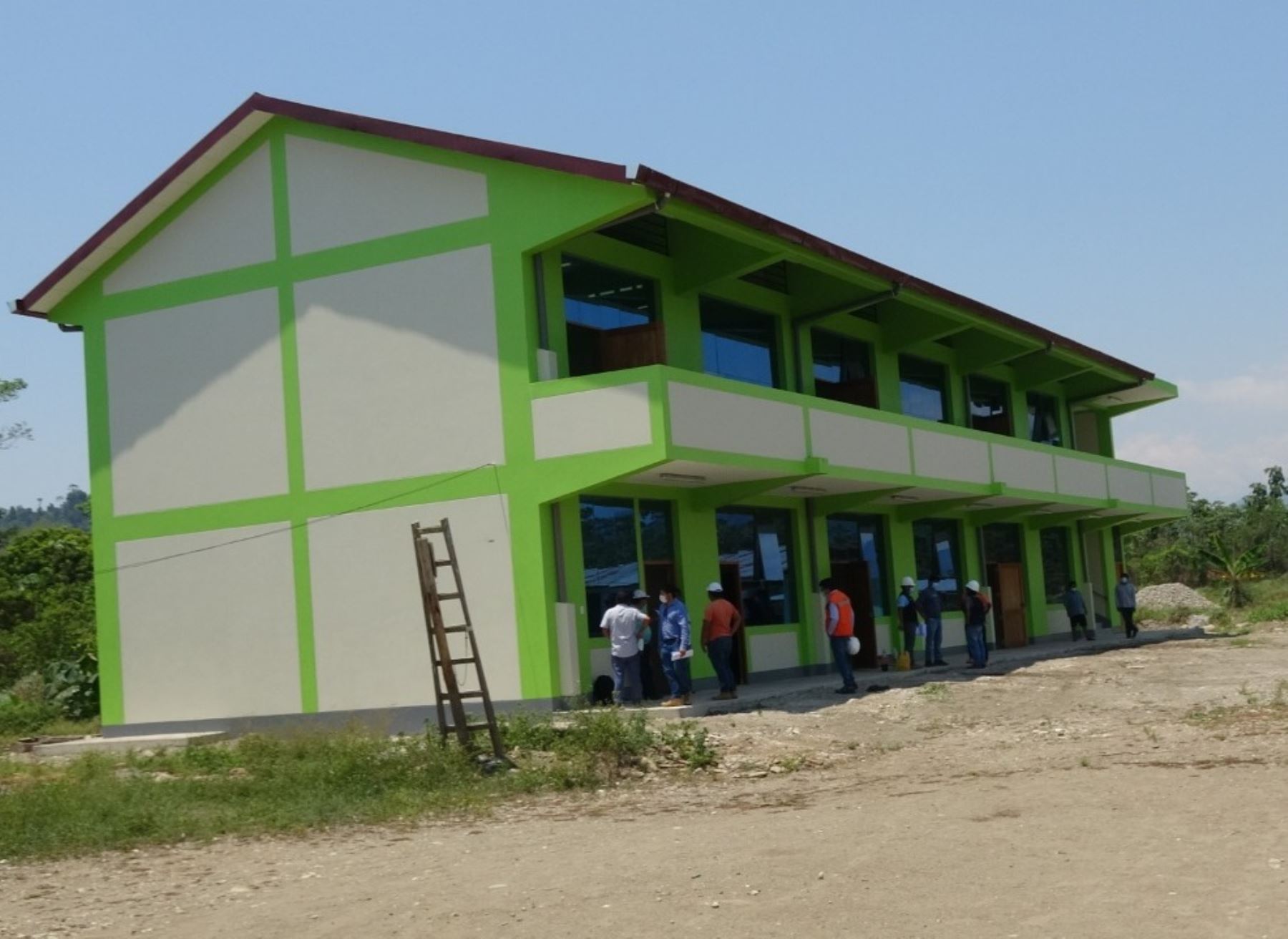 Municipalidad de Pangoa entrega nuevo colegio en comunidad indígena asháninka Yaviro, ubicada en ese distrito, que beneficia a más de 200 estudiantes de nivel secundario.