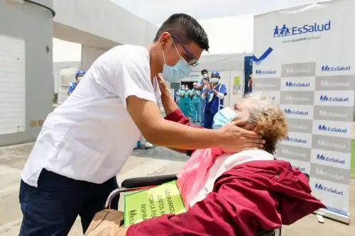 La doctora Teresa Cano trabajó en EsSalud por 45 años y nunca imaginó que su hijo médico se encargaría de su recuperación. Foto: ANDINA/difusión.