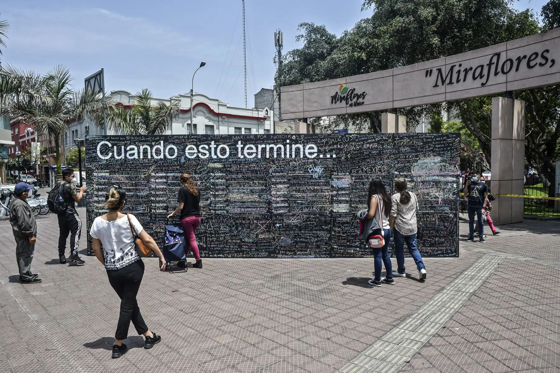El "Muro de la Esperanza": peruanos plasman sueños a cumplir cuando culmine la pandemia. La pizarra se encuentra ubicada en el Parque Kenendy, en Miraflores. Foto: AFP El "Muro de la Esperanza": peruanos plasman sueños a cumplir cuando culmine la pandemia. La pizarra se encuentra ubicada en el Parque Kenendy, en Miraflores. Foto: AFP