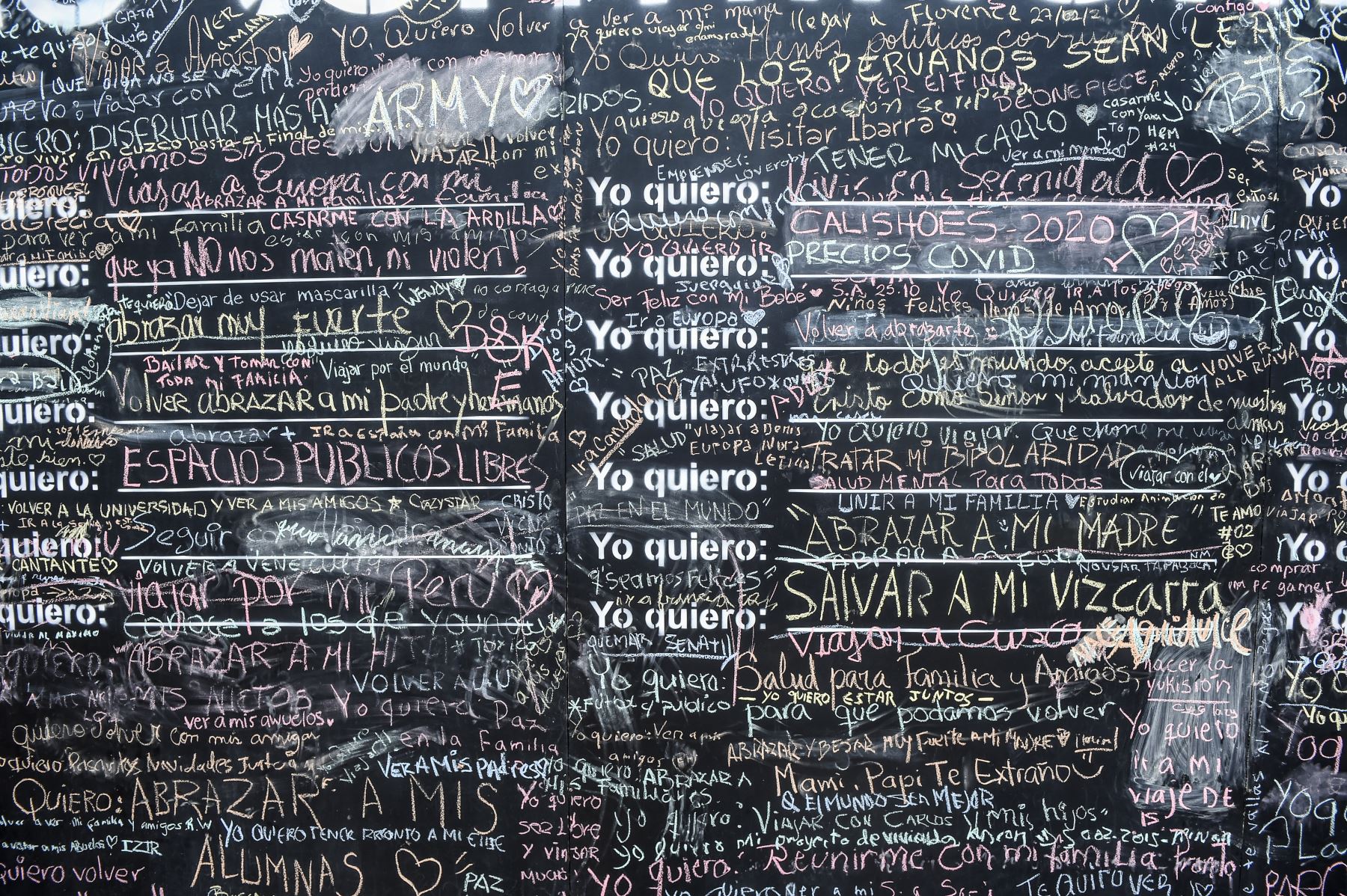 El "Muro de la Esperanza": peruanos plasman sueños a cumplir cuando culmine la pandemia. La pizarra se encuentra ubicada en el Parque Kenendy, en Miraflores. Foto: AFP