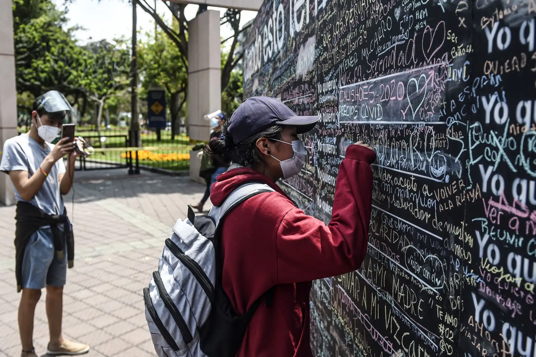 El "Muro de la Esperanza": peruanos plasman sueños a cumplir cuando culmine la pandemia. La pizarra se encuentra ubicada en el Parque Kenendy, en Miraflores. Foto: AFP El "Muro de la Esperanza": peruanos plasman sueños a cumplir cuando culmine la pandemia. La pizarra se encuentra ubicada en el Parque Kenendy, en Miraflores. Foto: AFP