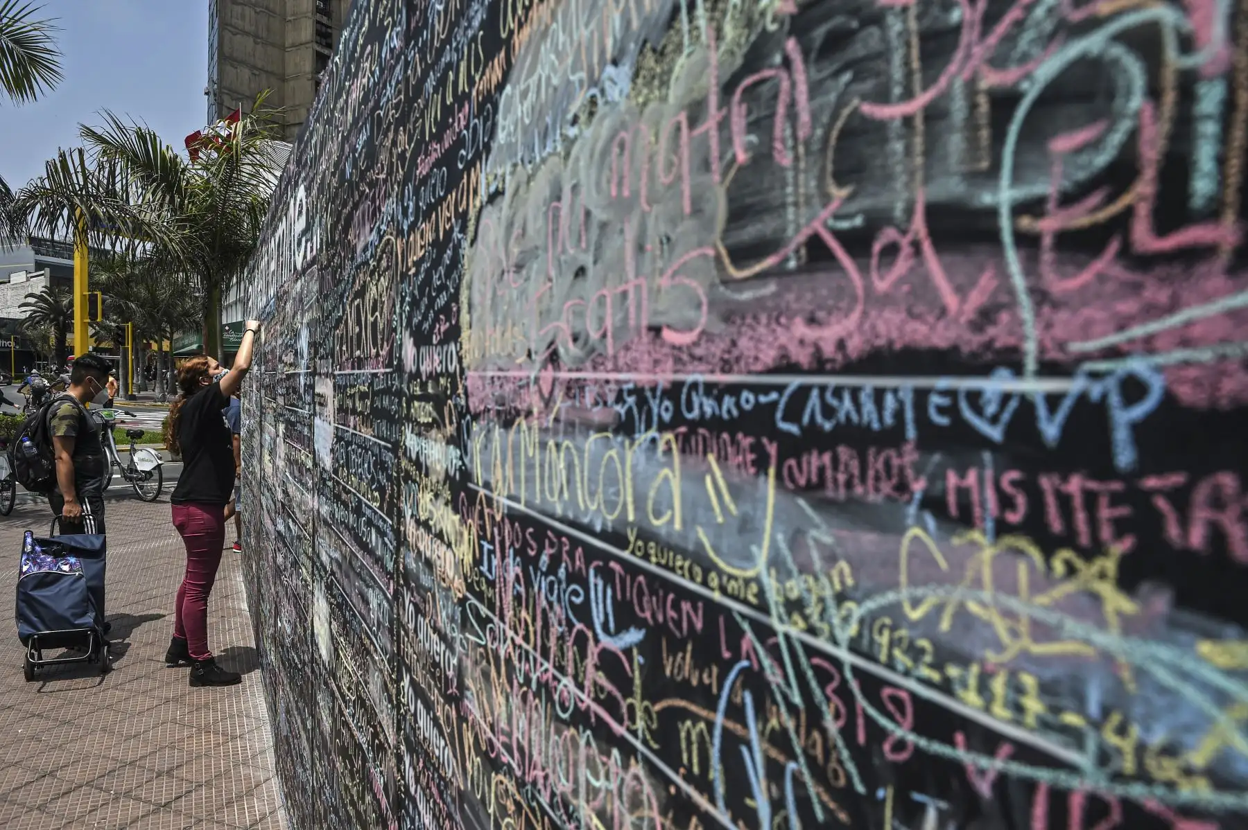 El "Muro de la Esperanza": peruanos plasman sueños a cumplir cuando culmine la pandemia. La pizarra se encuentra ubicada en el Parque Kenendy, en Miraflores. Foto: AFP El "Muro de la Esperanza": peruanos plasman sueños a cumplir cuando culmine la pandemia. La pizarra se encuentra ubicada en el Parque Kenendy, en Miraflores. Foto: AFP