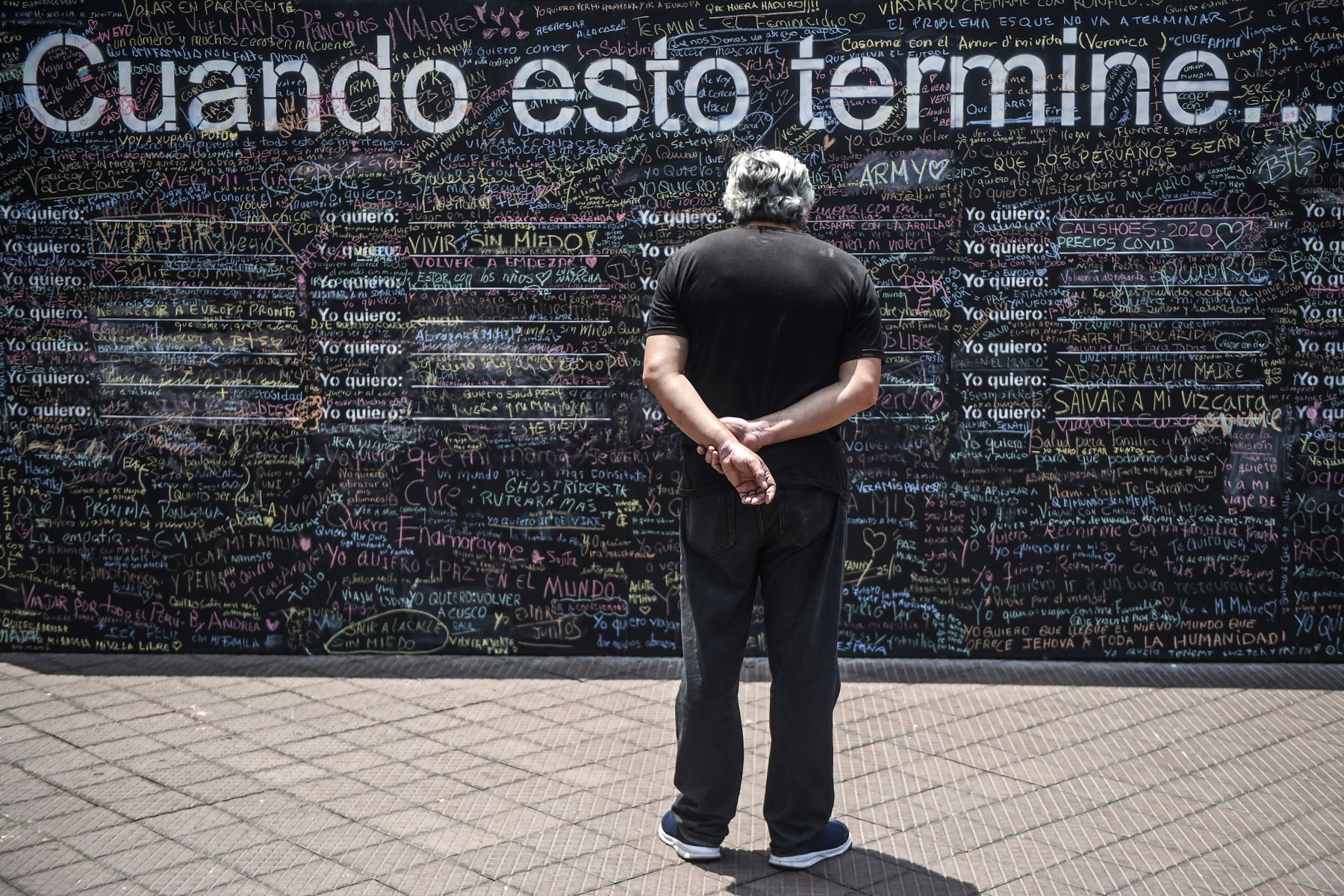 El "Muro de la Esperanza": peruanos plasman sueños a cumplir cuando culmine la pandemia. La pizarra se encuentra ubicada en el Parque Kenendy, en Miraflores. Foto: AFP