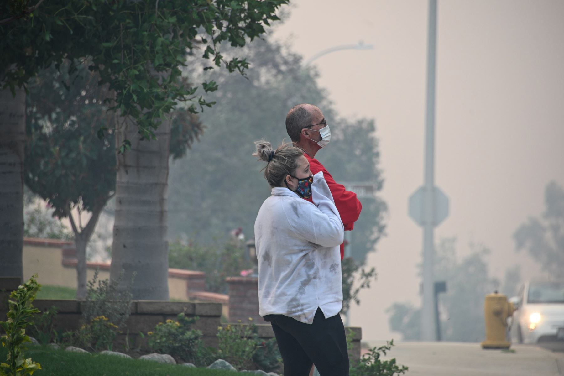Los residentes observan cómo los bomberos luchan contra las llamas en en Yorba Linda, California. Foto: AFP