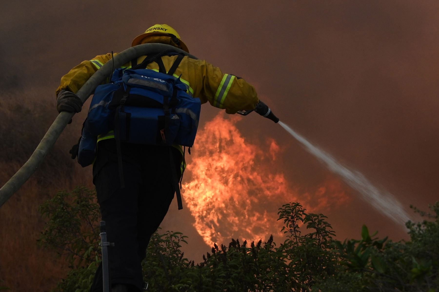Más de 60,000 personas fueron evacuadas cerca a Los Ángeles cuando las llamas se propagaron más de 3,000 hectáreas bloqueando carreteras y dejando bomberos gravemente heridos. Foto: AFP