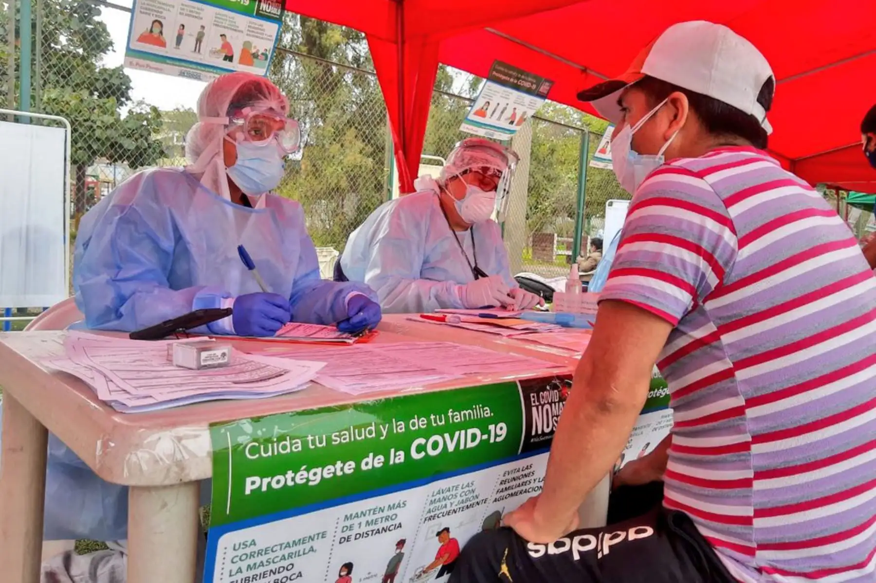 Equipos de respuesta rápida del Minsa realizan descarte de covid-19 a más de 1000 vecinos de Lima Norte con pruebas moleculares en el Centro Rápido de Atención Temporal instalado en el parque ecológico Mayta Cápac en San Martín de Porres.

Foto:ANDINA/MINSAv