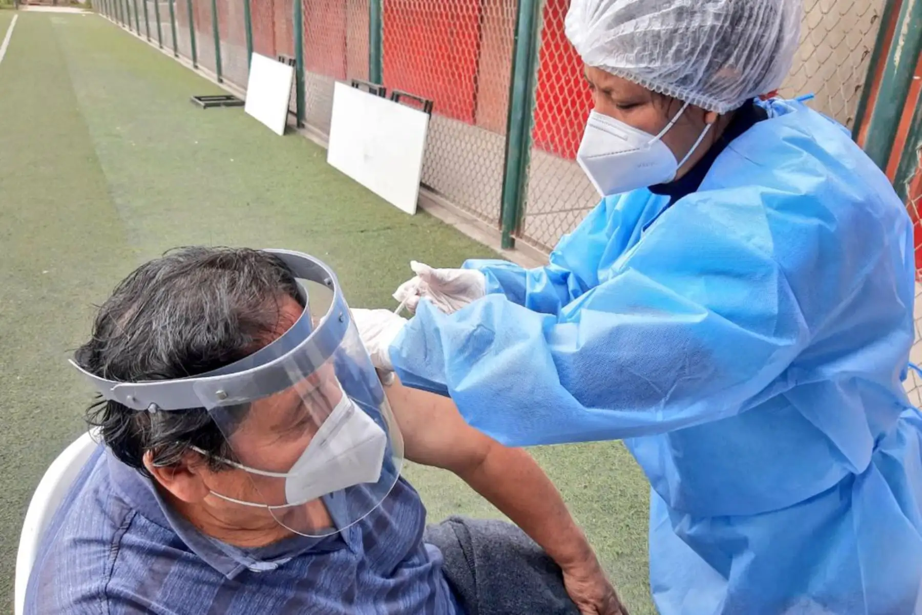 Equipos de respuesta rápida del Minsa realizan descarte de covid-19 a más de 1000 vecinos de Lima Norte con pruebas moleculares en el Centro Rápido de Atención Temporal instalado en el parque ecológico Mayta Cápac en San Martín de Porres.

Foto:ANDINA/MINSA