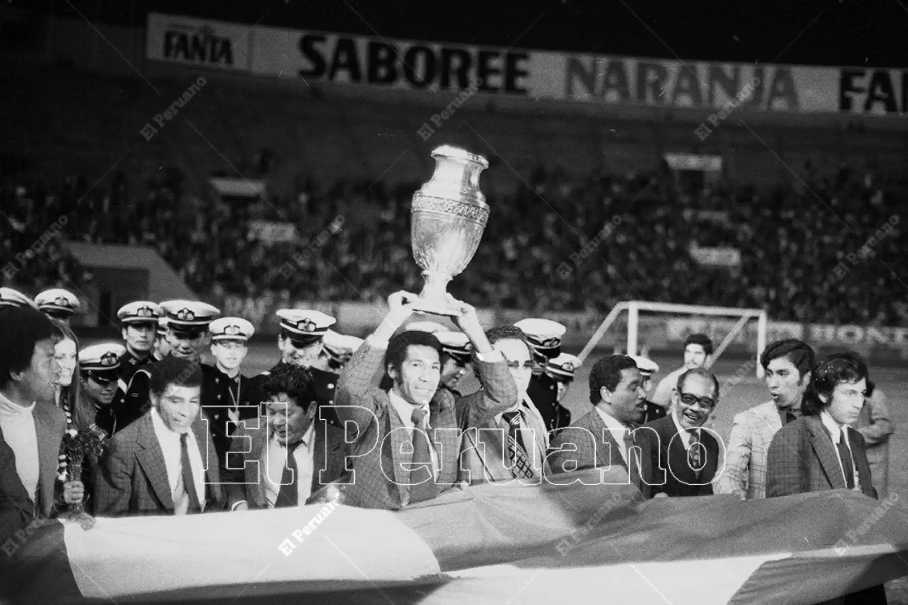 Lima - 30 octubre 1975. Julio Meléndez porta en alto la Copa América durante el multitudinario homenaje que recibió la selección peruana de fútbol en el Estadio Nacional tras obtener el título de campeón sudamericano de fútbol. Foto Archivo Histórico de El Peruano / Humberto Romaní