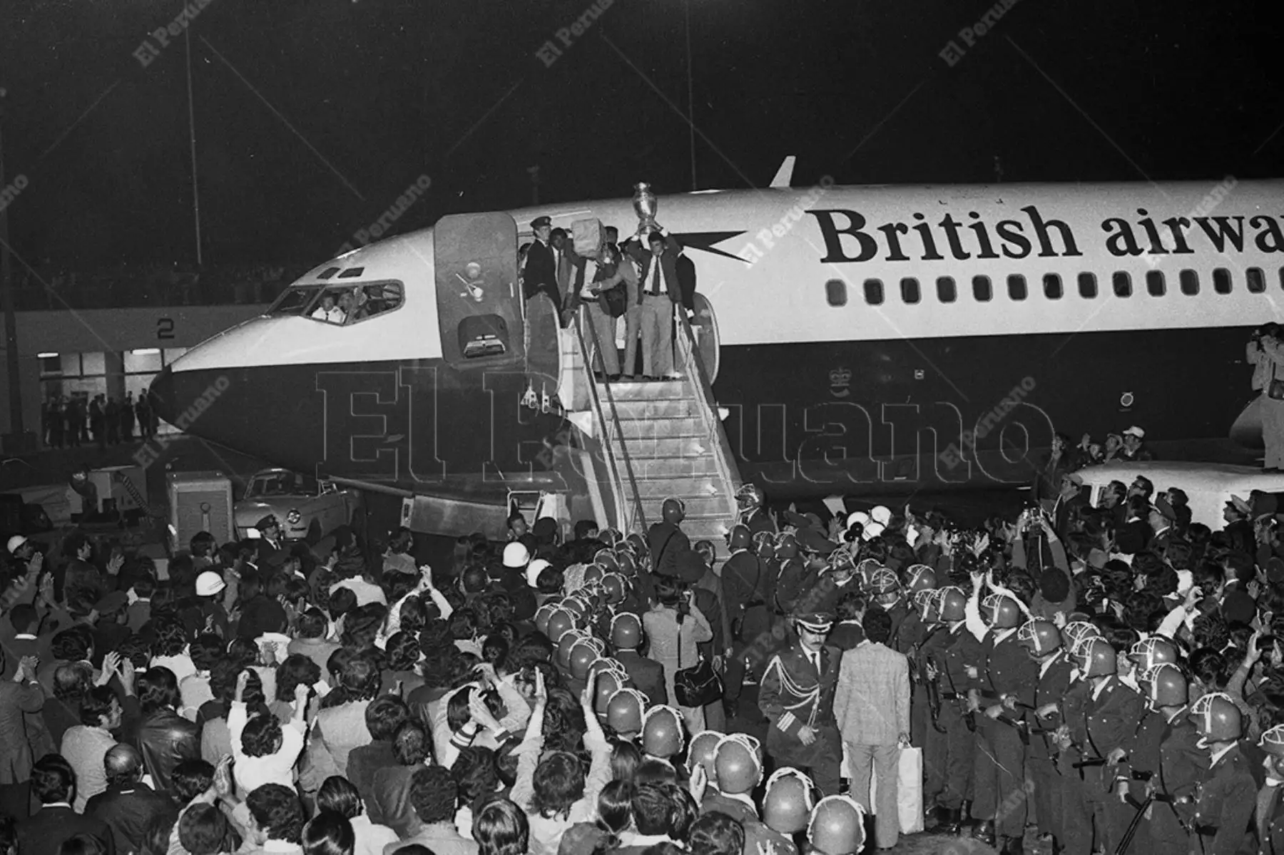 Callao - 31 octubre 1975. Llegada de la selección peruana de fútbol al aeropuerto internacional Jorge Chávez. Perú se coronó campeón sudamericano al vencer en la final por 1-0 a Colombia en Caracas. Los campeones fueron recibidos por una multitud de más de 20 mil hinchas. Foto: Archivo Histórico de El Peruano / Virgilio Molero