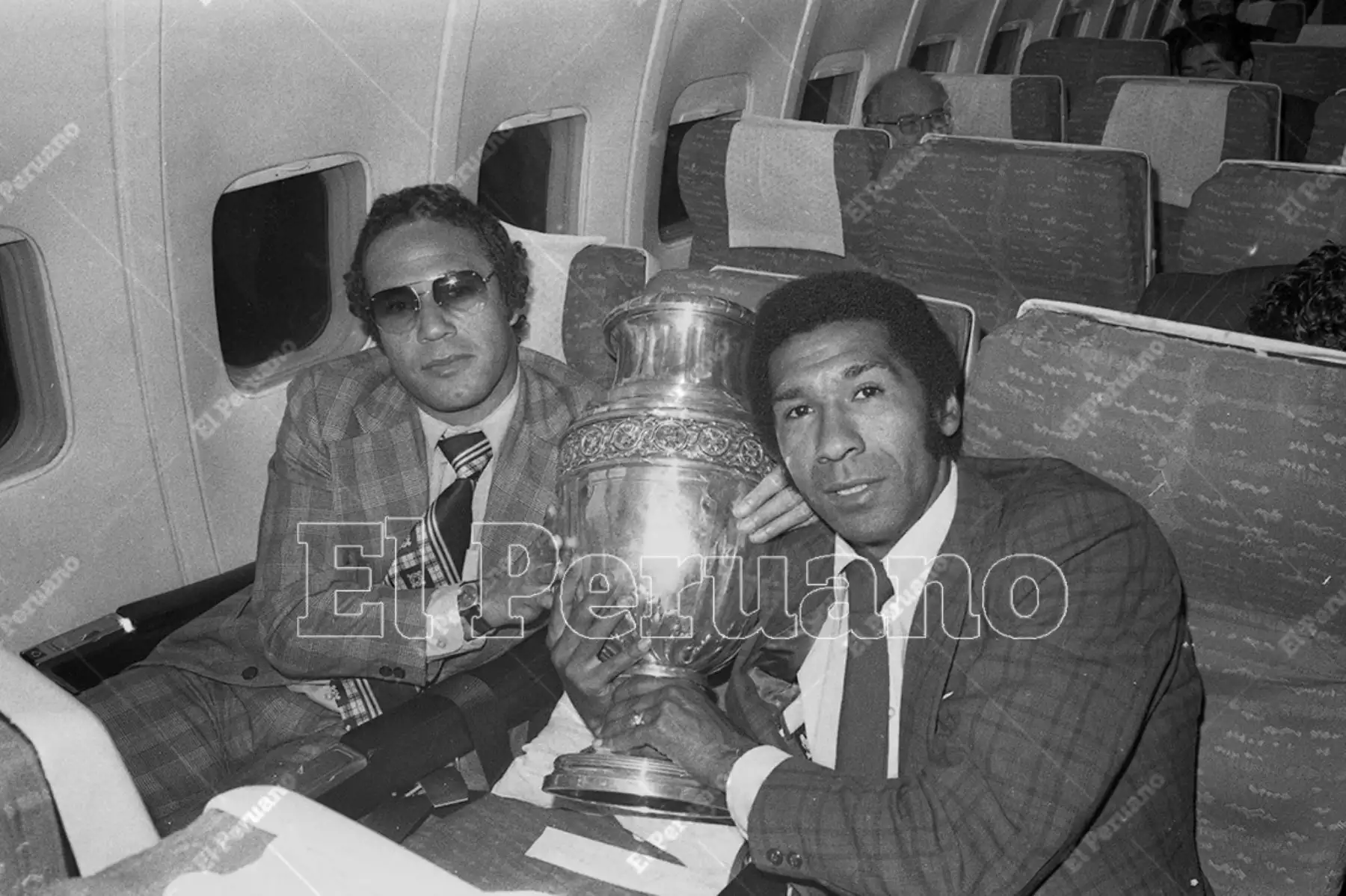 Lima - 30 octubre 1975. Enrique Casaretto y Julio Meléndez posan con la Copa América en el avión que los trajo de regreso. Perú se coronó campéon sudamericano al vencer 1-0 a Colombia en Caracas. Foto: Archivo Histórico de El Peruano / Raúl Sagástegui