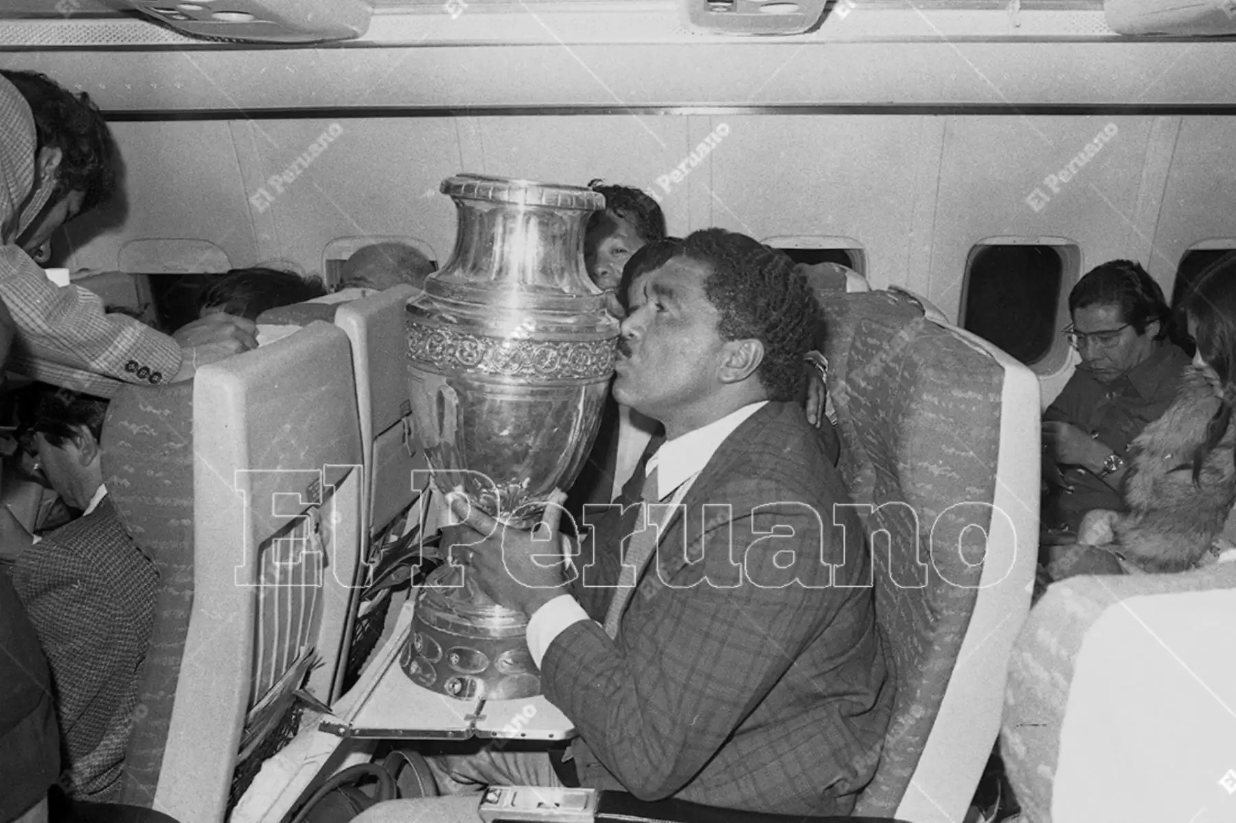 Lima - 30 octubre 1975. El entrenador Marcos Calderon besa la Copa América a bordo del avión British Airways que trajo de regreso a la selección peruana de fútbol. Perú se coronó campéon sudamericano al vencer 1-0 a Colombia. Foto: Archivo Histórico de El Peruano / Raúl Sagástegui