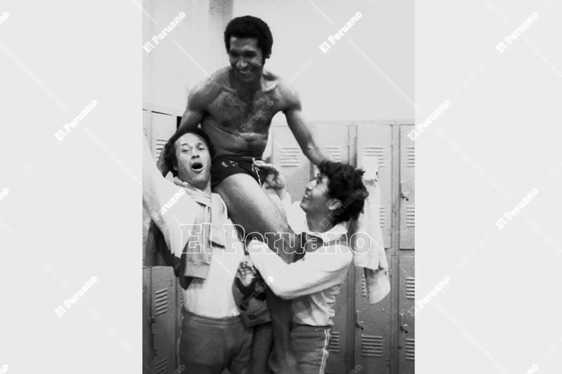 Caracas - 28 octubre 1975. Enrique Casaretto y Pedro Ruiz levantan en hombros a Julio Meléndez en los camerinos. Perú se coronó campeón sudamericano de fútbol al vencer 1-0 a Colombia. La selección peruana se alzó por segunda vez con la Copa América. Foto: Archivo Histórico de El Peruano / Raúl Sagástegui