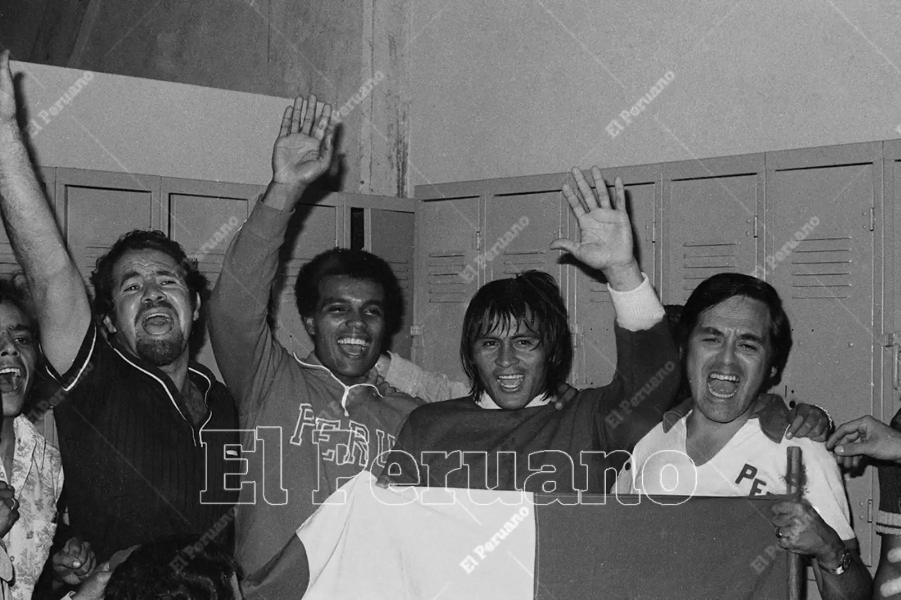 Caracas, Venezuela - 28 octubre 1975. Teófilo Cubillas y Hugo Sotil celebran en el camerino. Perú se coronó campeón sudamericano de fútbol al vencer 1 - 0 a Colombia con gol de  Sotil. La selección peruana se alzó por segunda vez con la Copa América. Foto: Archivo Histórico de El Peruano / Raúl Sagástegui