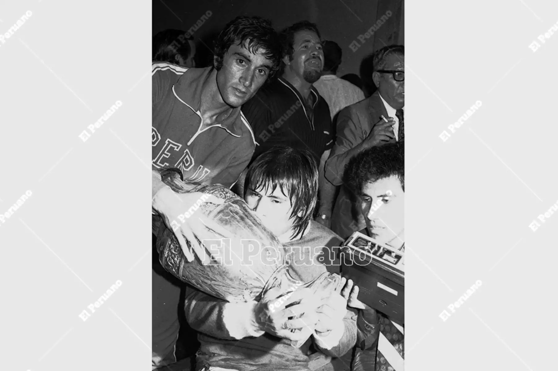 Caracas, Venezuela - 28 octubre 1975. Hugo Sotil besa la Copa América que la selección peruana ganó por segunda vez. Perú se coronó campeón sudamericano de fútbol al vencer 1-0 a Colombia. Foto: Archivo Histórico de El Peruano / Raúl Sagástegui