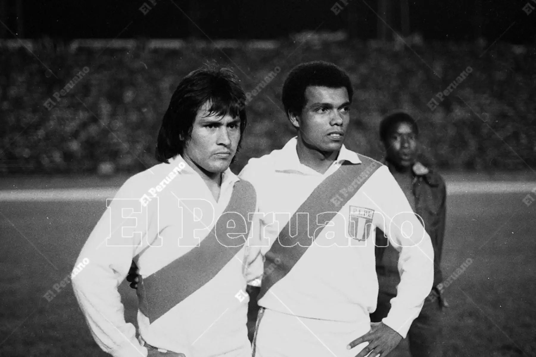 Caracas  - 28 octubre 1975. Hugo Sotil y Teófilo Cubillas, figuras del  seleccionado peruano que  se coronó campeón sudamericano de fútbol y se alzó con la Copa América al vencer en la final a Colombia por 1-0 con gol de Sotil. Foto: Archivo Histórico de El Peruano / Raúl Sagástegui