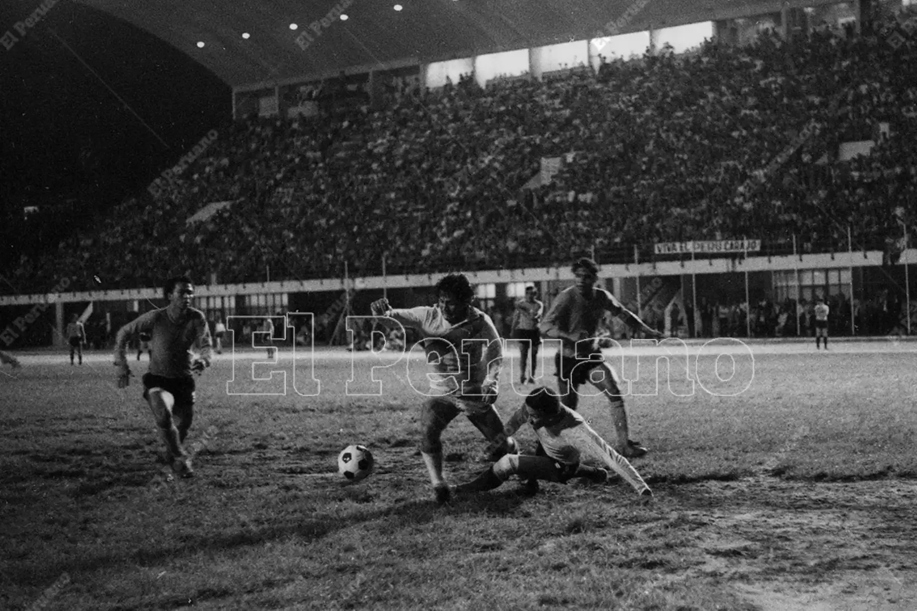 Caracas - 28 octubre 1975. Jugada del penal que le cometieron al delantero Hugo Sotil. Perú se coronó campeón sudamericano de fútbol al vencer en la final a Colombia por 1-0 con gol de Sotil. Foto: Archivo Histórico de El Peruano / Raúl Sagástegui