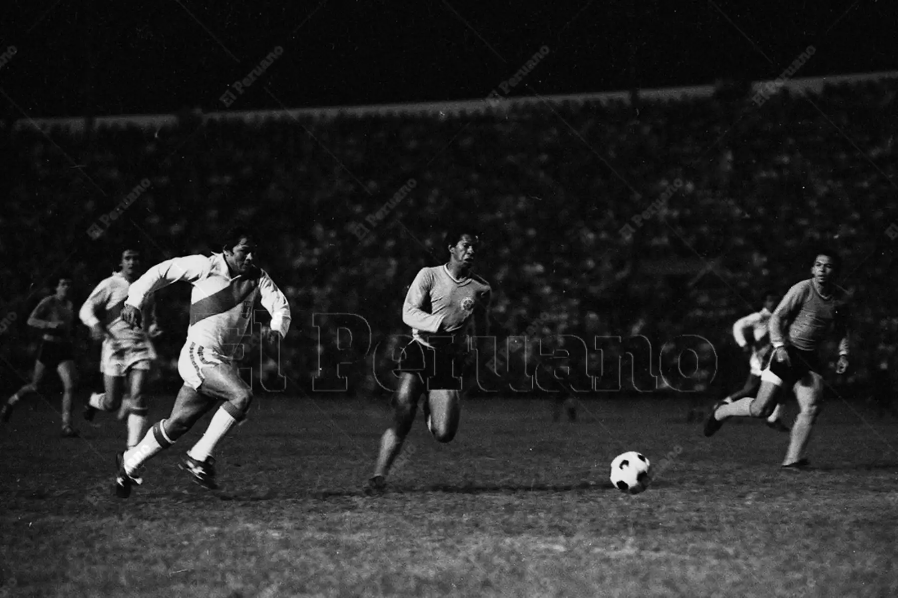 Caracas - 28 octubre 1975. El seleccionado peruano se coronó campeón sudamericano de fútbol y se alzó con la Copa América al vencer en la final 1 - 0 a Colombia con gol de Hugo Sotil. Foto: Archivo Histórico de El Peruano / Raúl Sagástegui